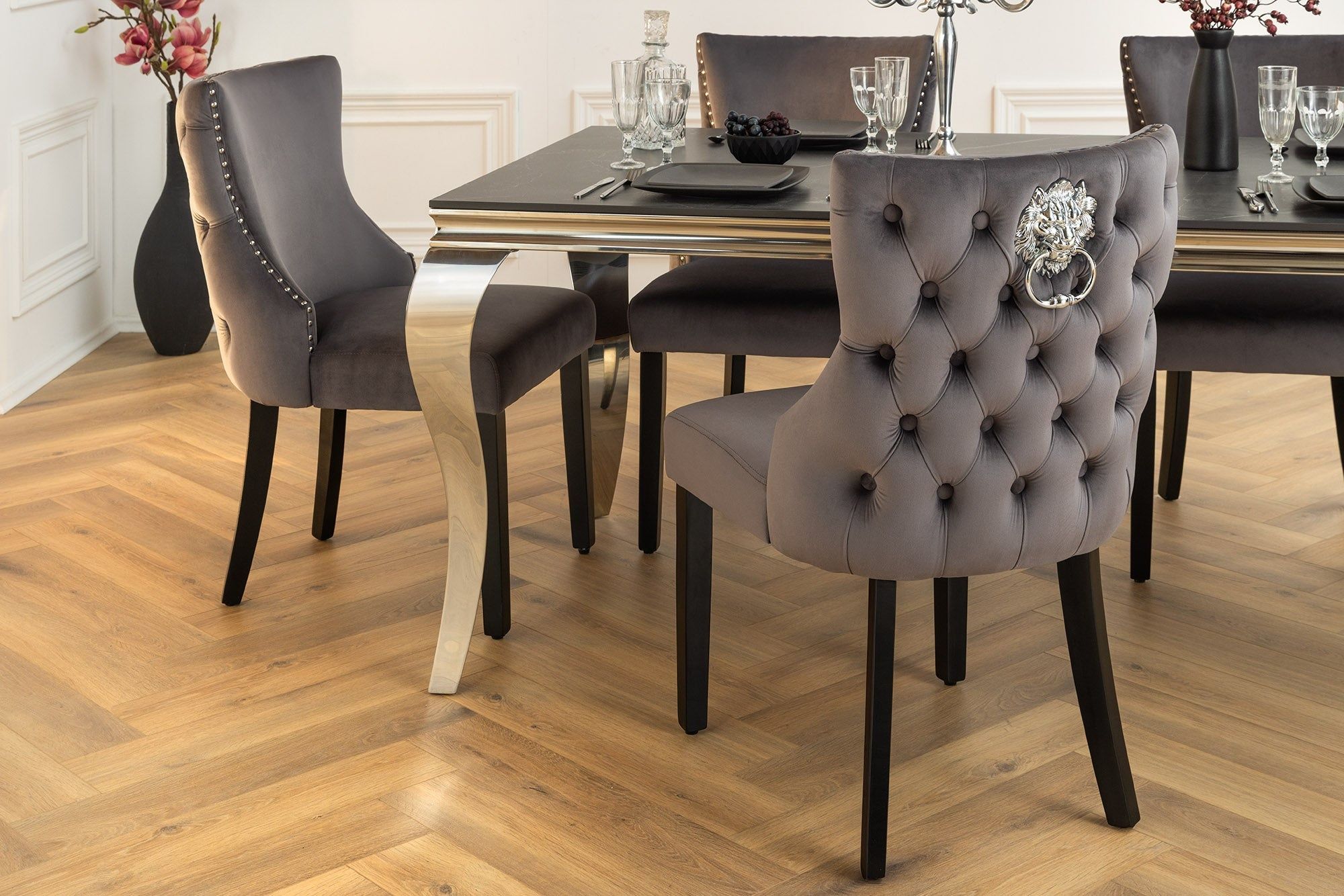 Chesterfield Stoel CASTLE DELUXE – Luxe grijze fluwelen lounge met iconische leeuwenkoppen