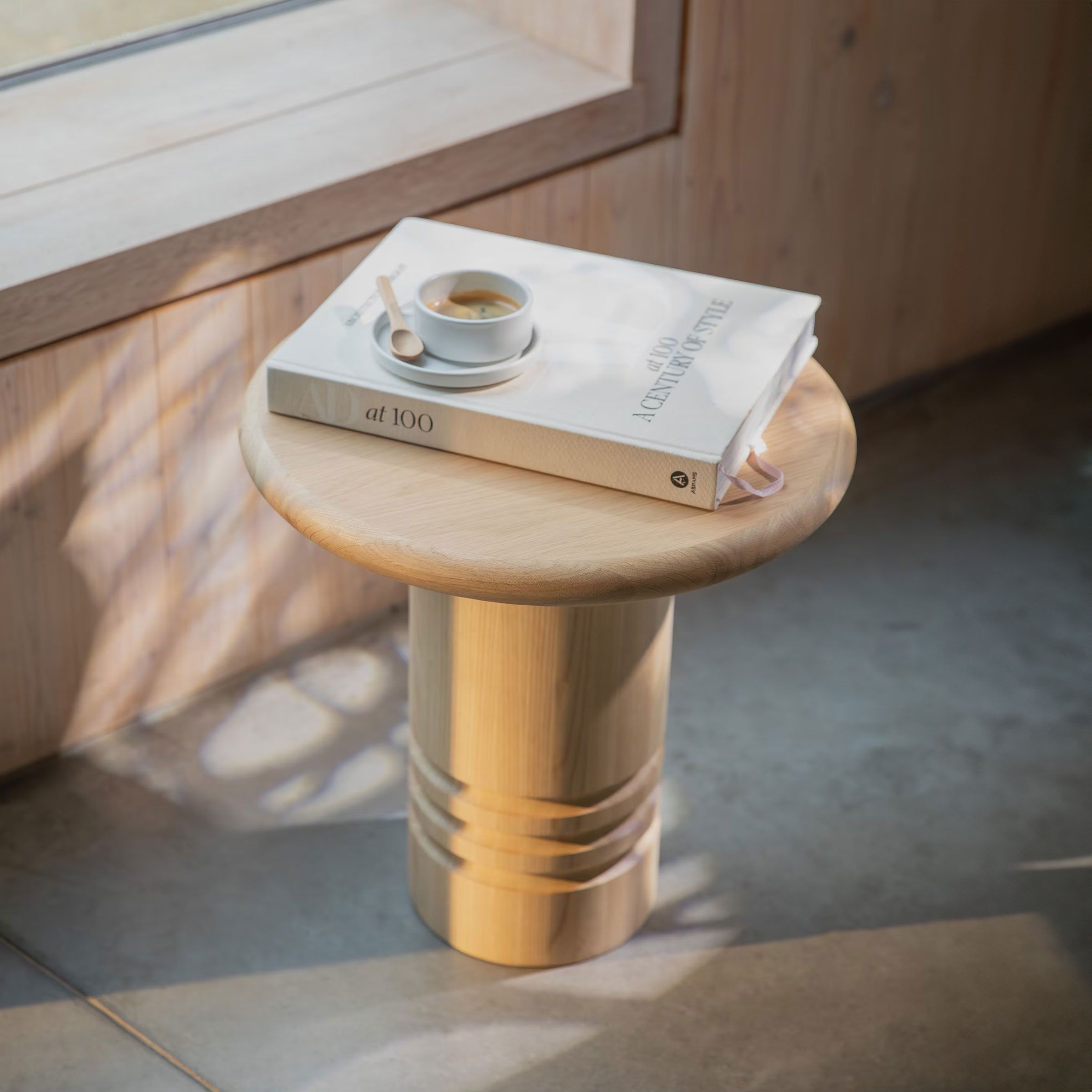 Chunk ronde bijzettafel van Zuiver – stijlvol eikenfineer 45 cm