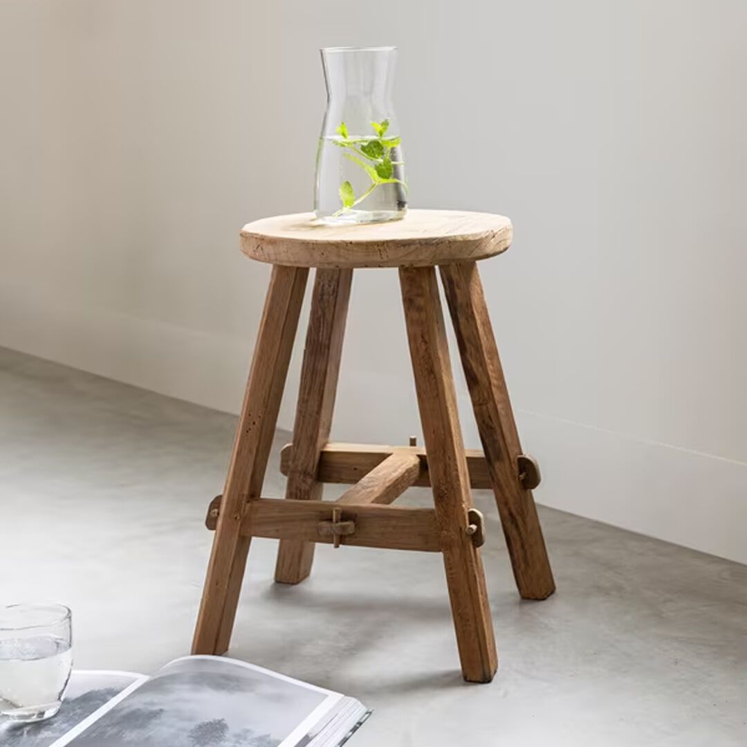 Compact Elegance: het Agung Krukje van MUST Living in Naturel Teakhout