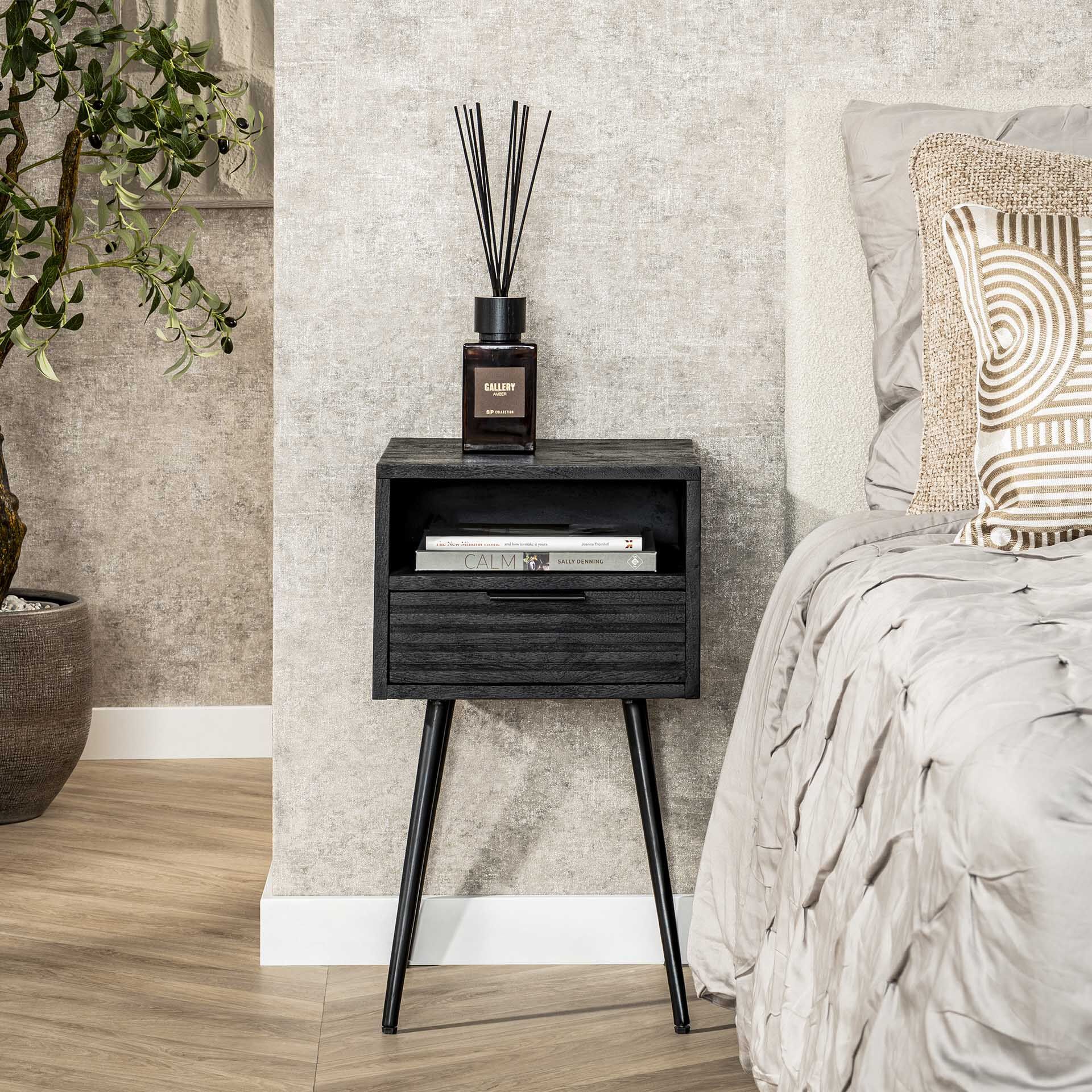 Compact nachtkastje Novy van LifestyleFurn – stijlvol mangohout in zwarte look