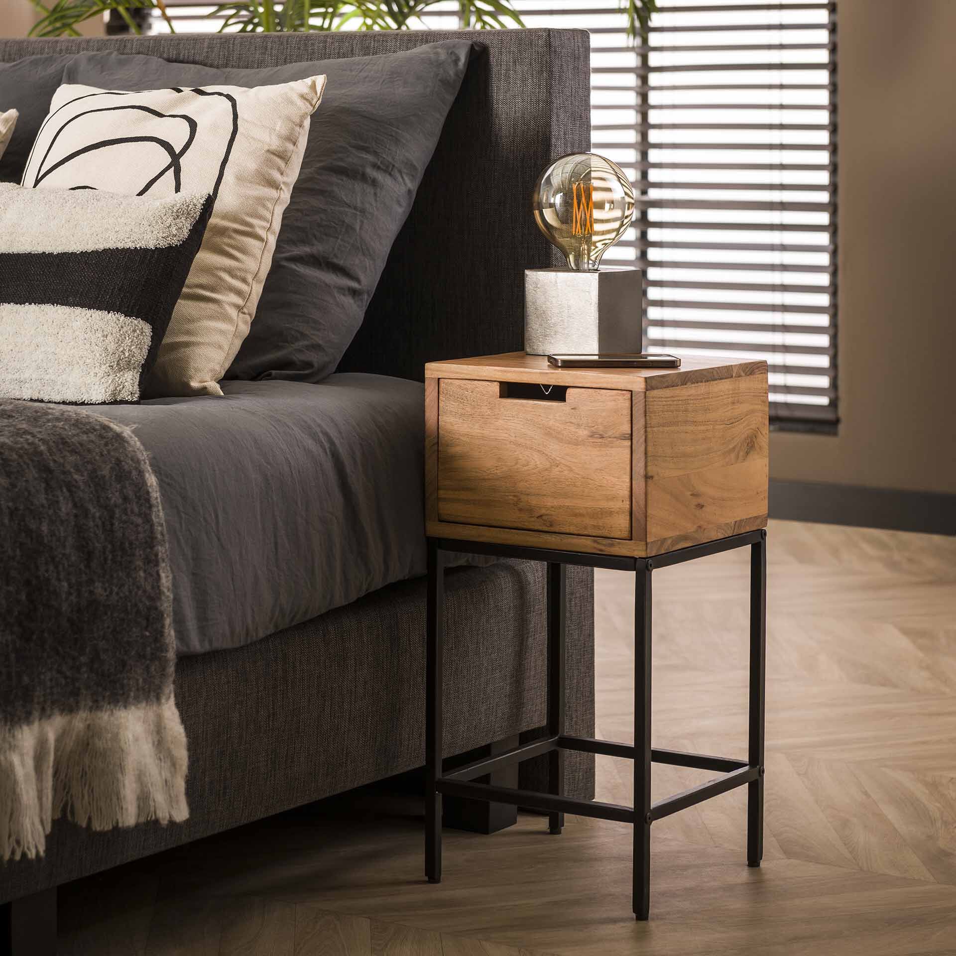 Compact stijlvol nachtkastje Ilsinho van acaciahout – ruimtebesparend design voor kleine slaapkamers