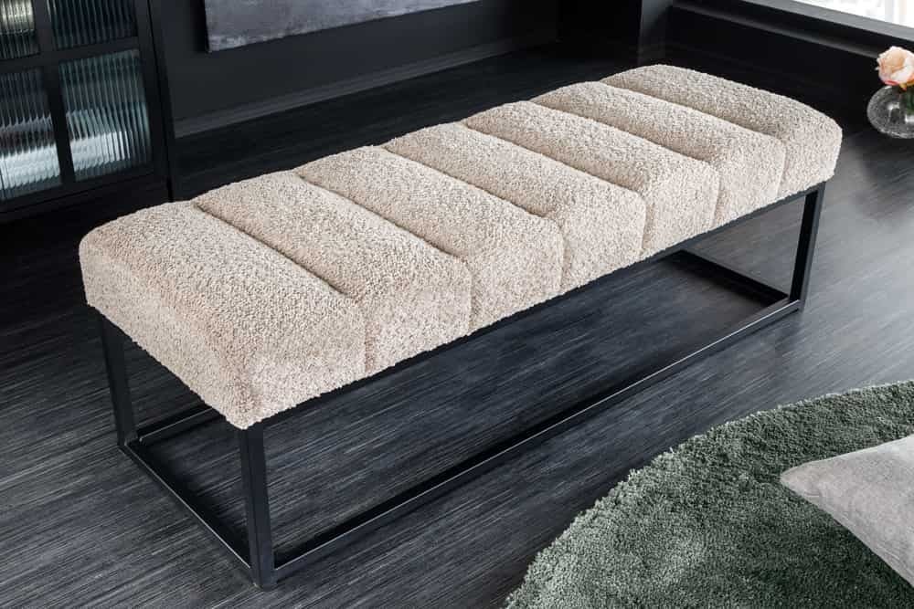 Compacte designbank Petit Beaute – champagnegrijs & zwart metalen frame