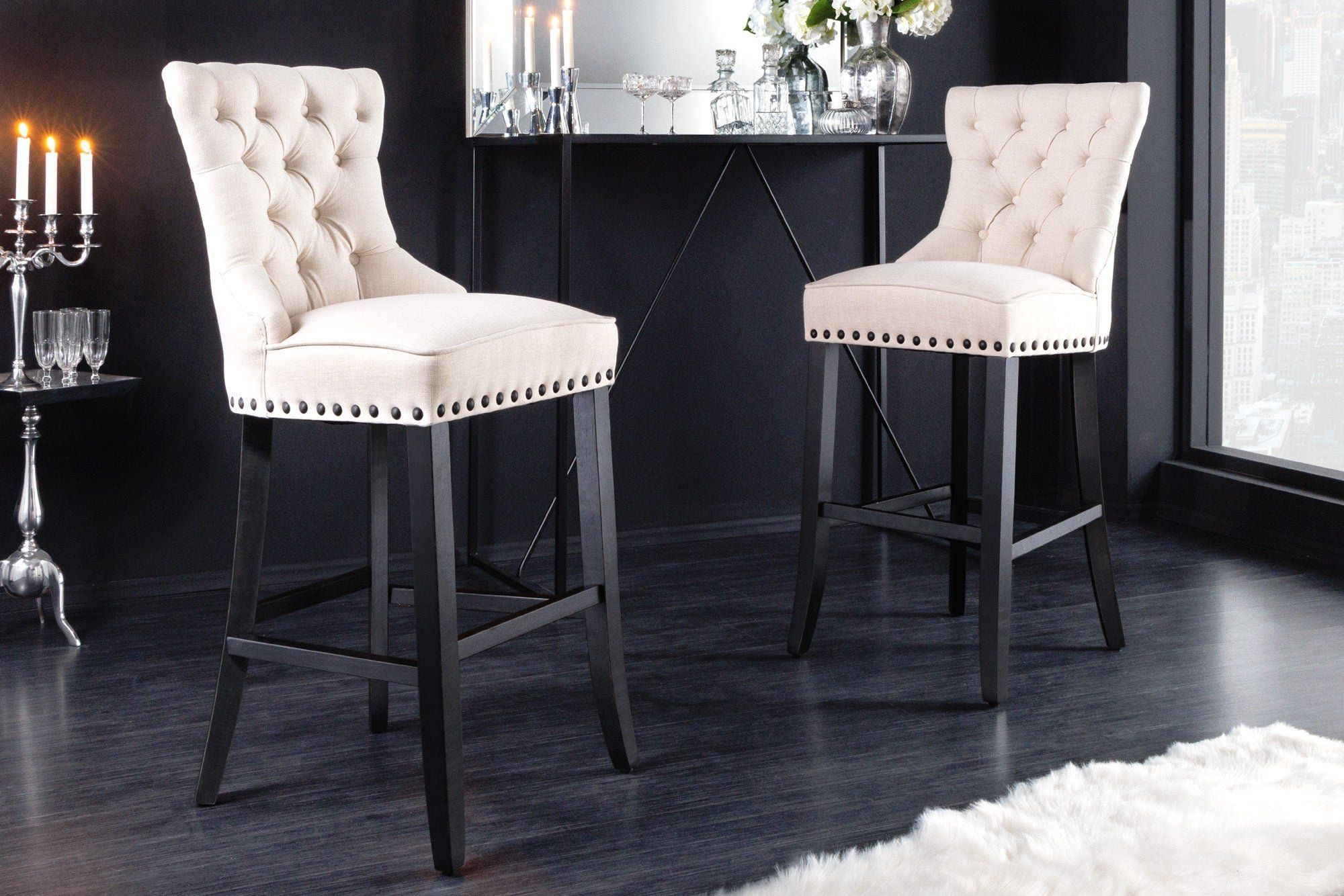 Design barkruk CASTLE – Beige & zwart structuurstof, houten frame, Chesterfield rugleuning