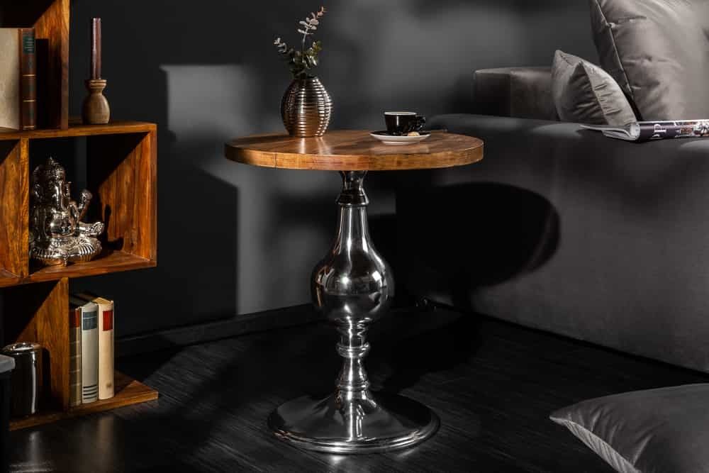 Design bijzettafel EXTRAVAGANCIA – ronde mangohouten top met zilveren kolomvoet