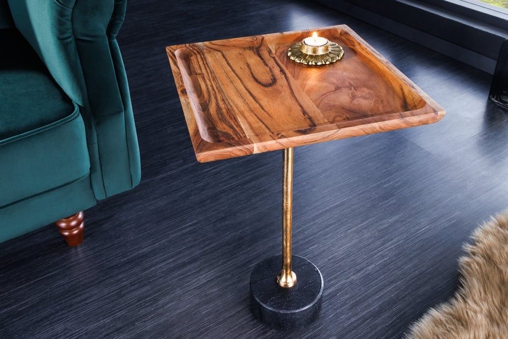 Design Bijzettafel TRAYFUL – 55 cm Acacia Massief Hout met Zwart Marmeren Onderstel en Gouden Metaalaccenten