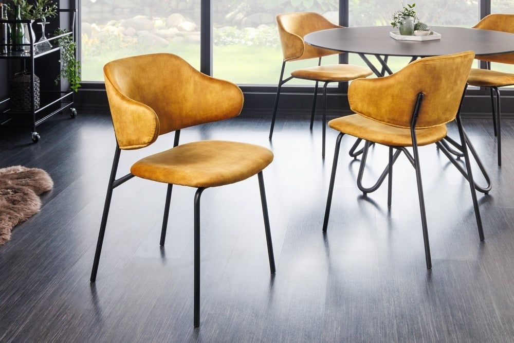 Design eetstoel VOGUE in mosterdgeel fluweel – een opvallende blikvanger voor elke eetkamer