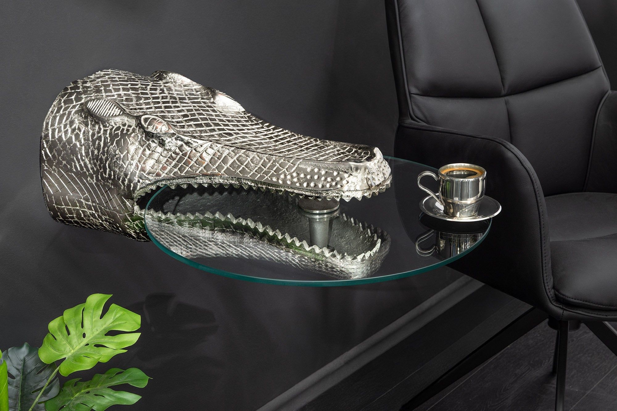 Design Hangtafel “Crocodile” – Zilverkleurig Metalen Bijzettafel van Invicta Interior