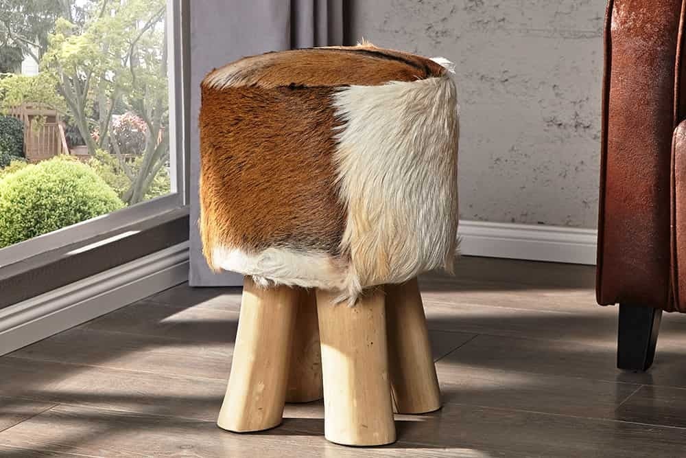Design kruk HIDE – stijlvolle hocker 45 cm in bruin‑wit met geitenleer en teak