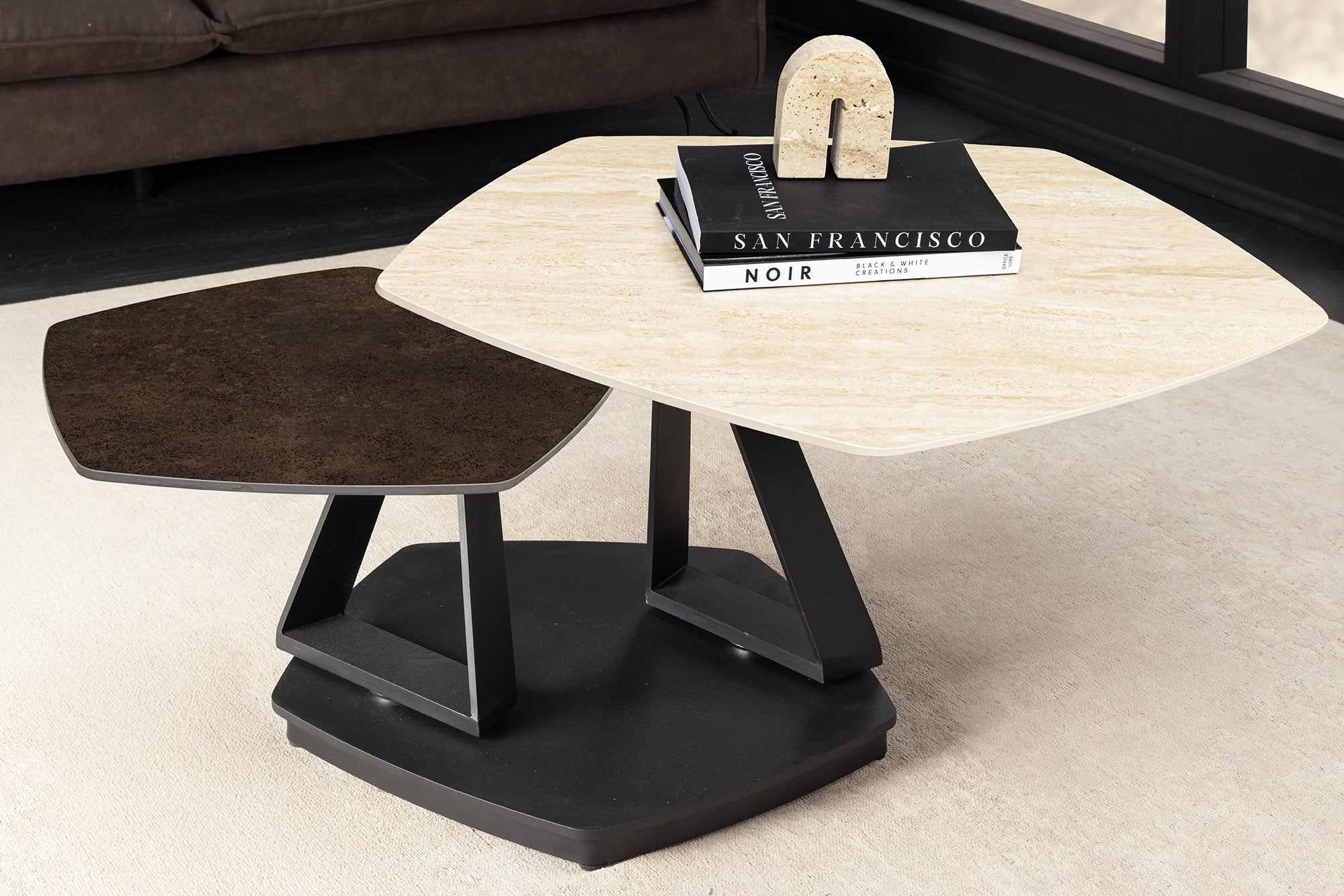 Design salontafel MOVEMENT – vijfhoekig, draaibaar, travertijn en zwart metaal