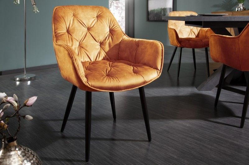Design stoel Milano – Mustard geel fluweel met Chesterfield‑quilting