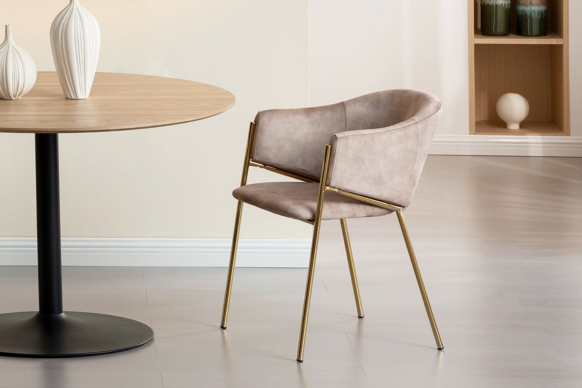 Design stoel Noblesse – Champagne beige fluweel met chroomkleurig metalen frame