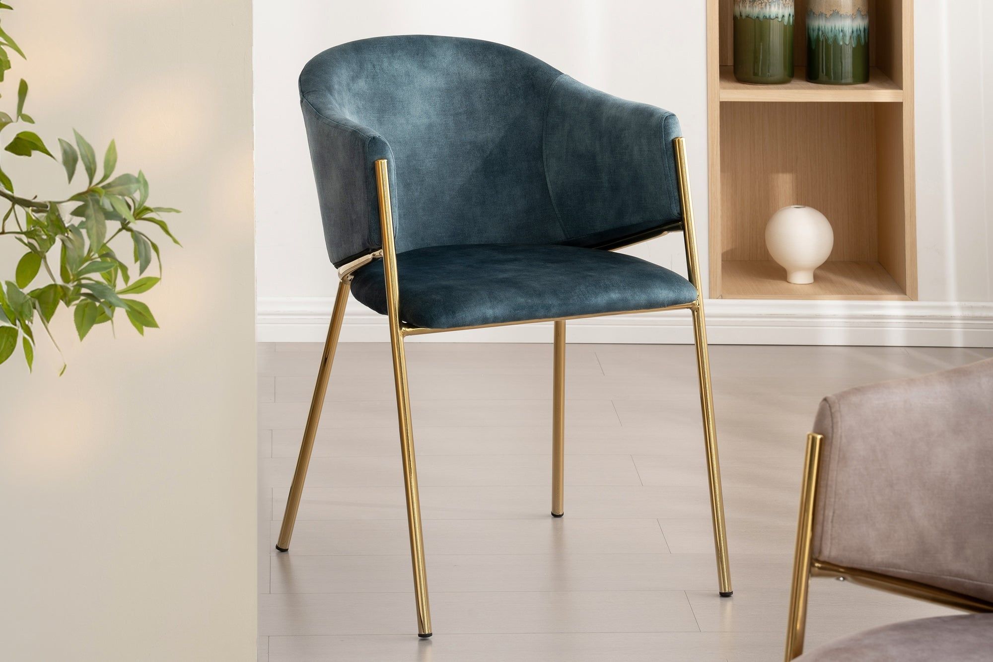 Design stoel NOBLESSE – petrol fluweel met gouden accenten en chroomframe