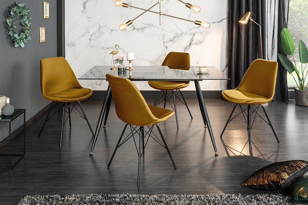 Design stoel Scandinavia – Must-have in mosterdgeel fluweel met zwarte metalen poten