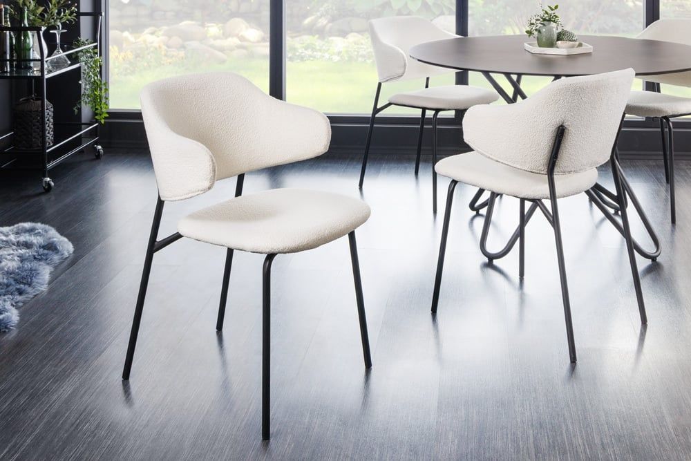 Design stoel VOGUE – Moderne wit‑Boucle zetel met strakke zwarte metalen poten