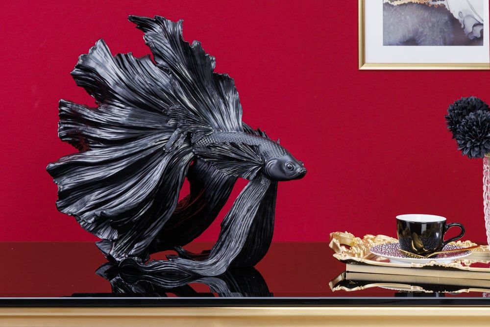 Designdecoratief figuur vechtende Crowntail vis – Zwarte Betta sculptuur van 35 cm