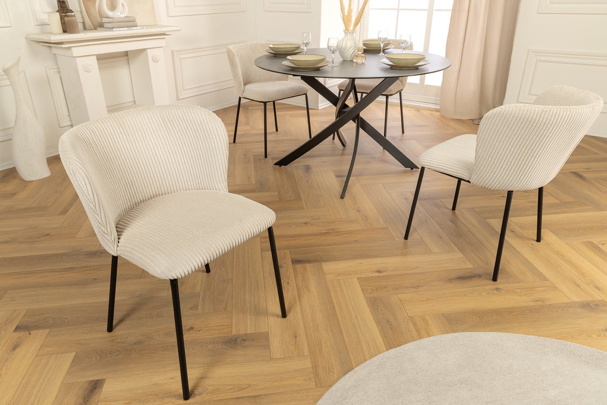Designstoel LYON – modern comfort in beige corduroy met zwarte metalen poten