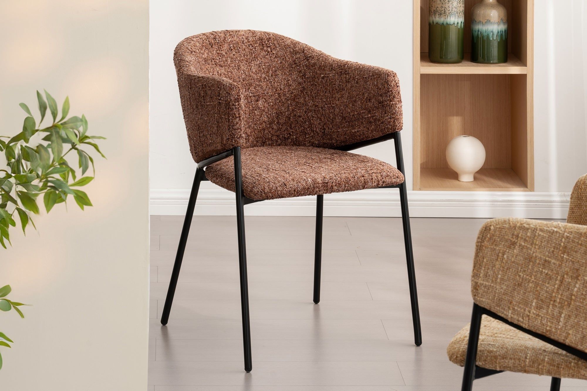 Designstoel NOBLESSE – Tijdloze elegantie in bruine chenille met zwart metalen frame