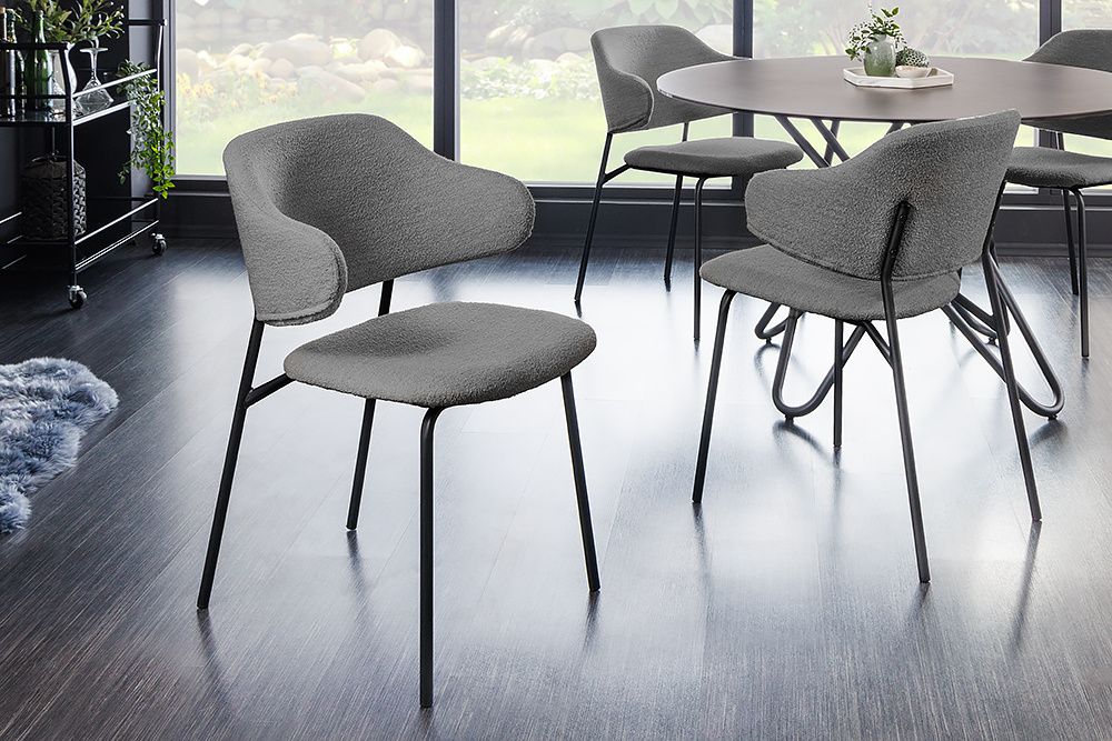 Designstoel VOGUE – Moderne eetkamerstoel met grijze Boucle en zwarte metalen poten