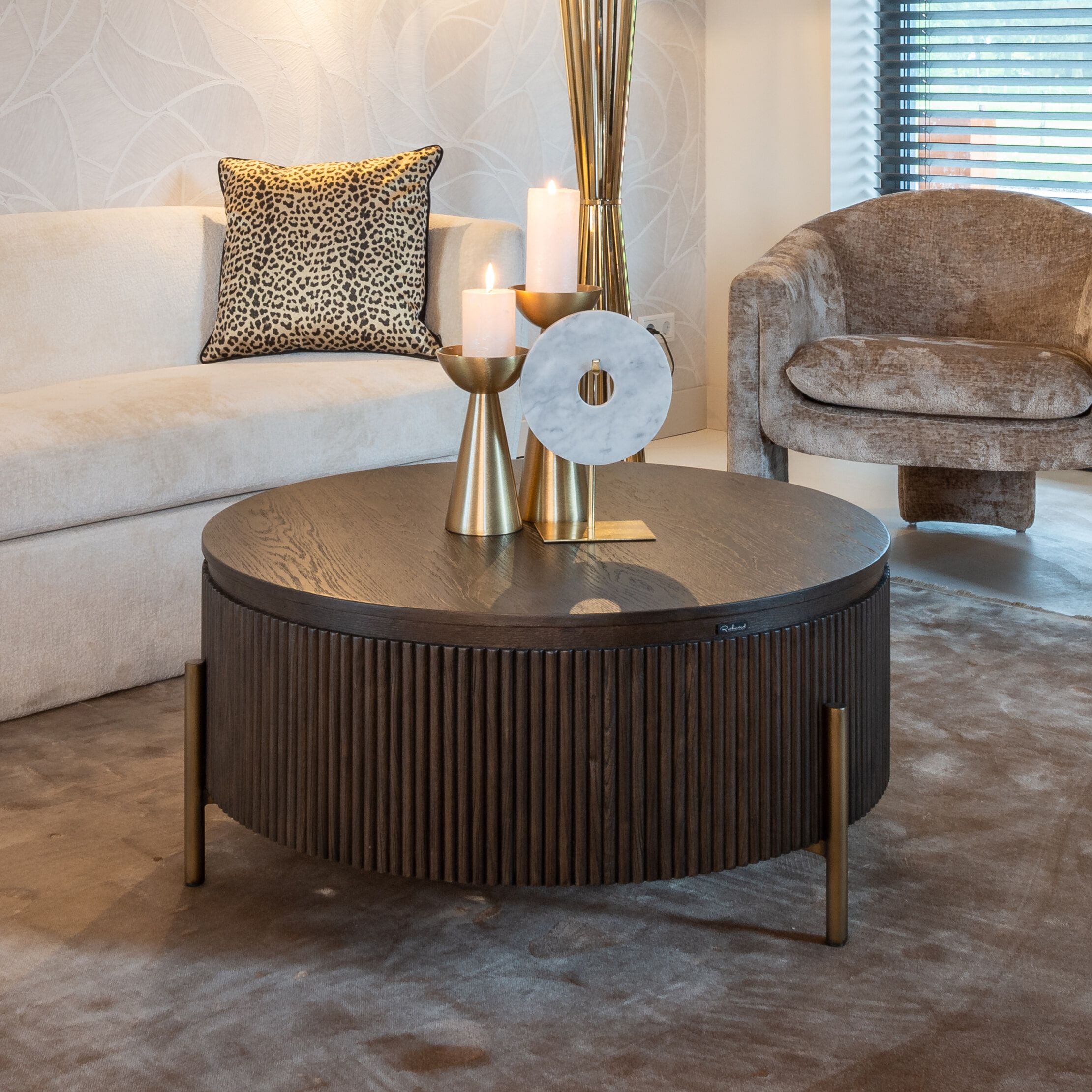 Donkerbruine ronde salontafel Richmond Luxor – stijlvol eiken met goudkleurig ijzer, Ø95 cm