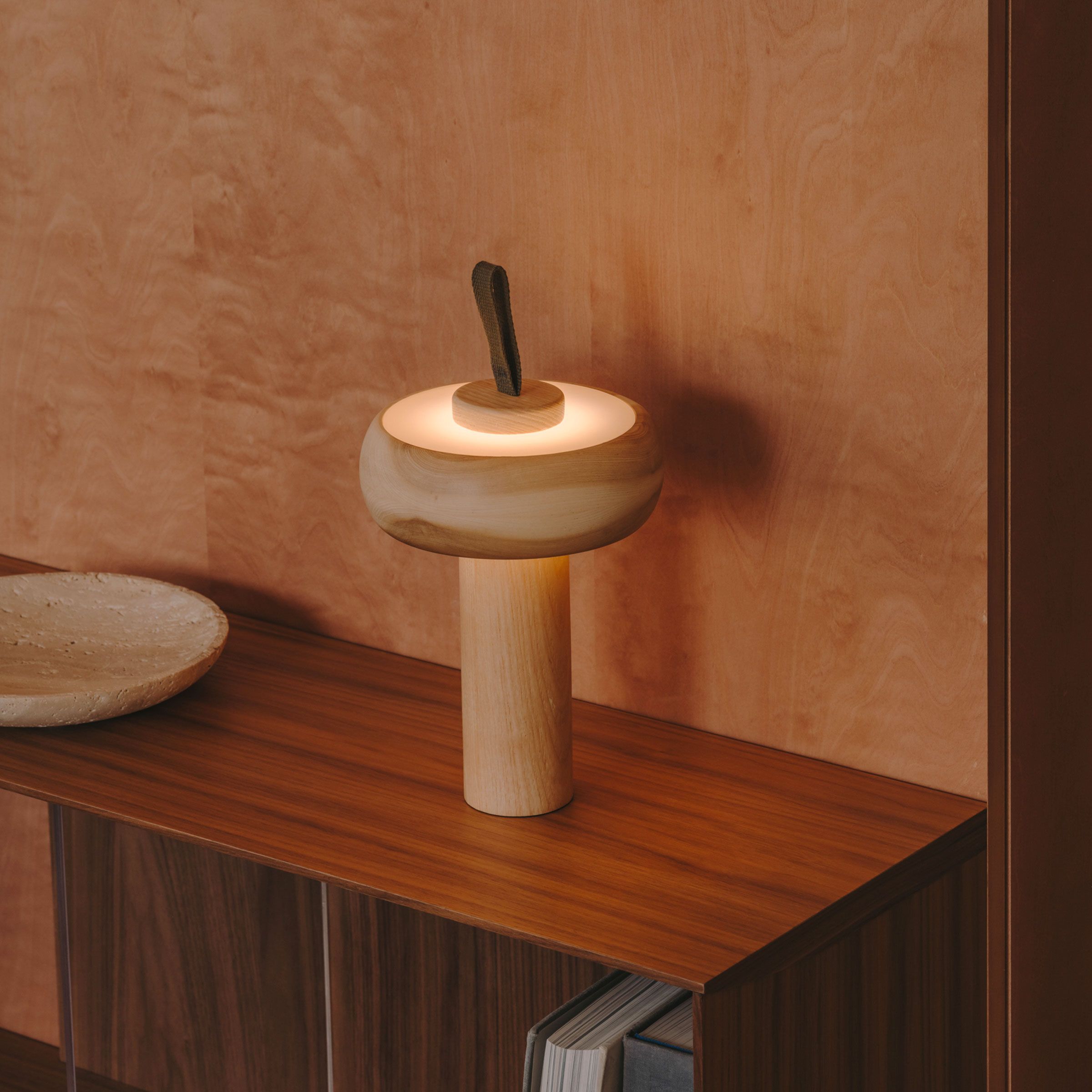 Draagbare Luba tafellamp van Kave Home – massief essenhout, dimbaar & USB‑oplaadbaar
