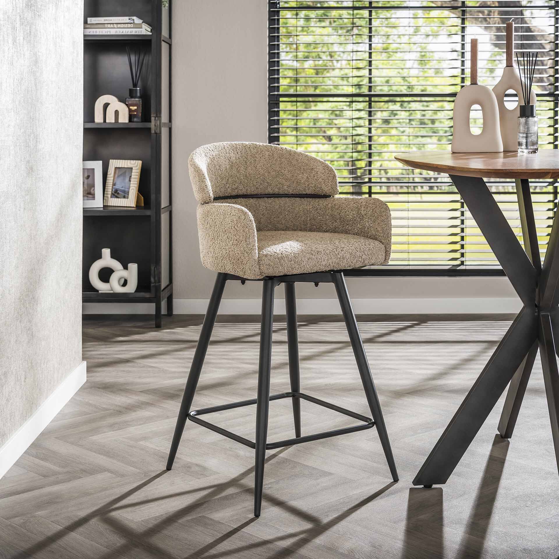 Draaibare barstoel Shalandra Bouclé – Luxe zitcomfort in zand