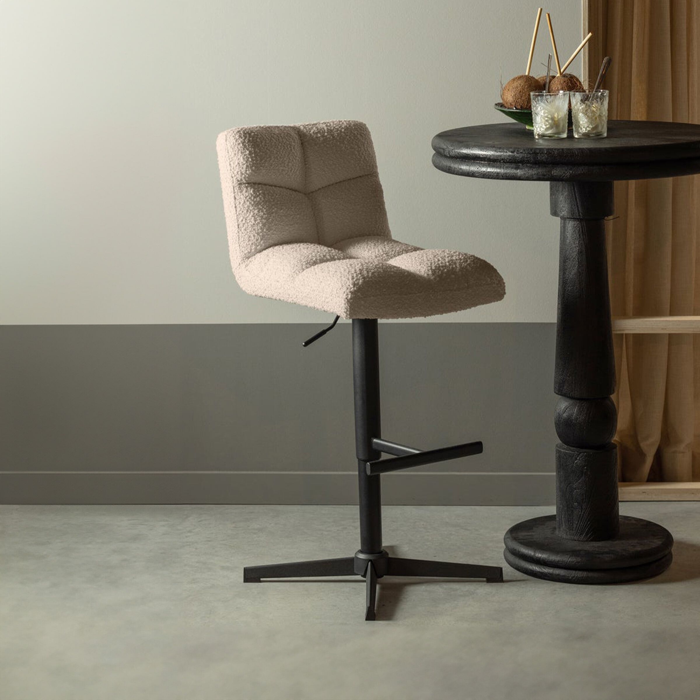 Draaibare Barstoel Vinny Bouclé – Zand, Comfort en Styling voor Iedere Bar of Keuken