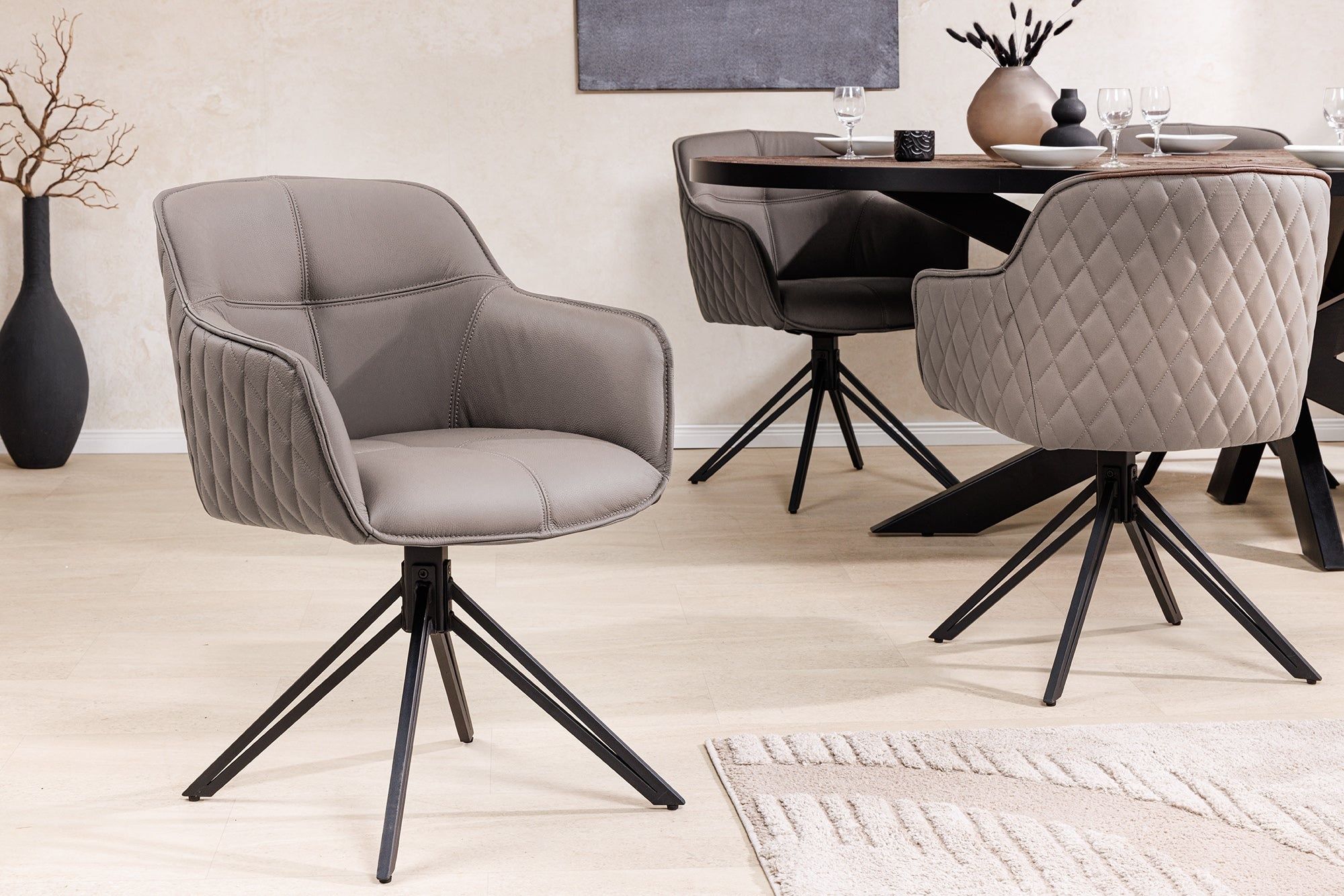 Draaibare Design Stoel EUPHORIA – Luxe taupe leer met zwart metalen frame en armleuning