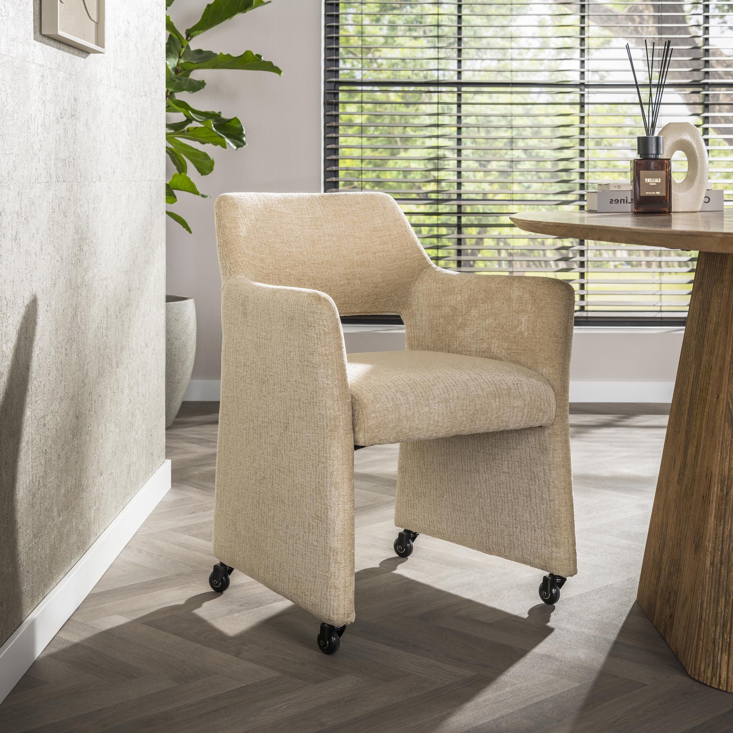Draaibare eetkamerstoel Elita met Jaroq stof – Comfort en design in zand