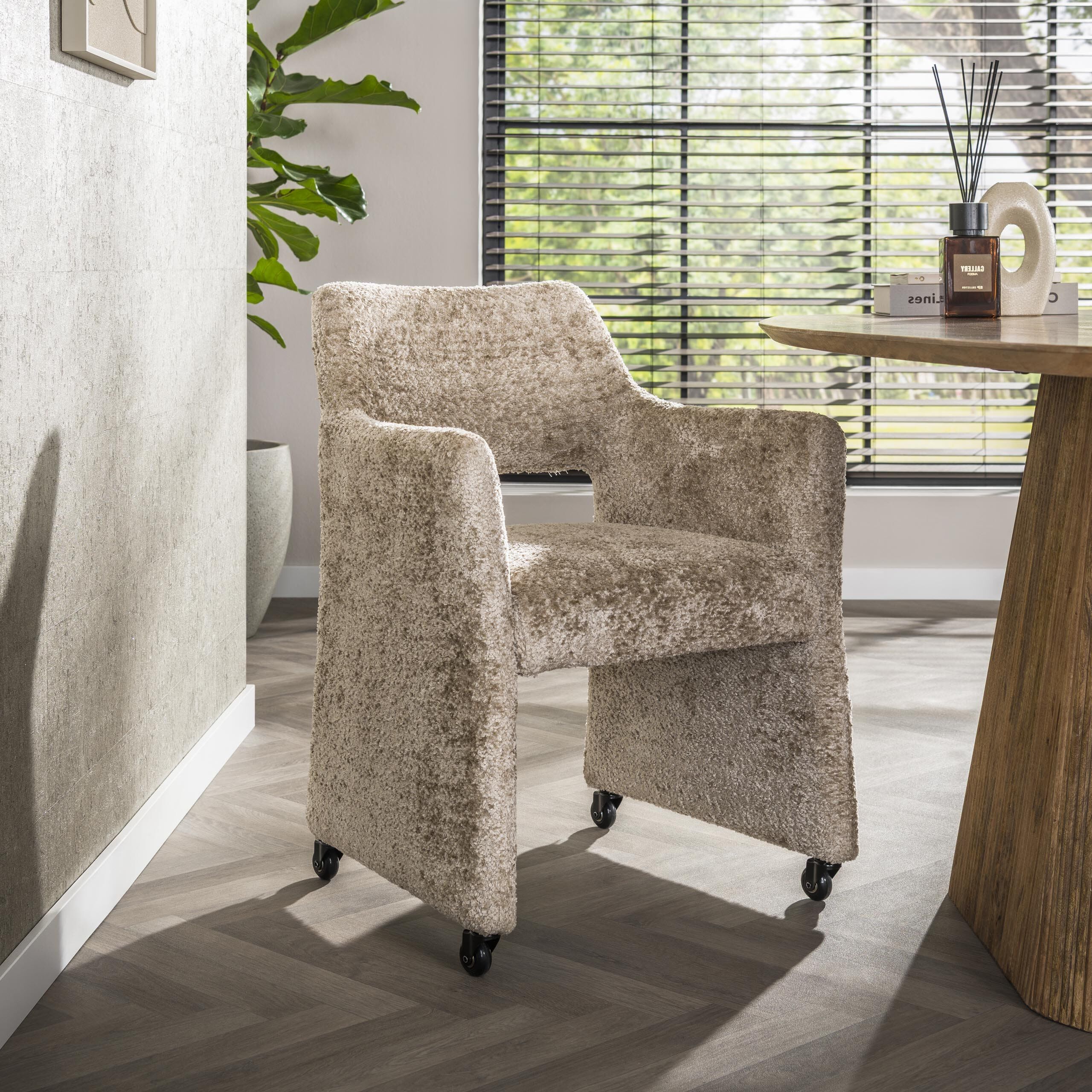 Draaibare eetkamerstoel in zand – luxe Alura stof & pocketvering