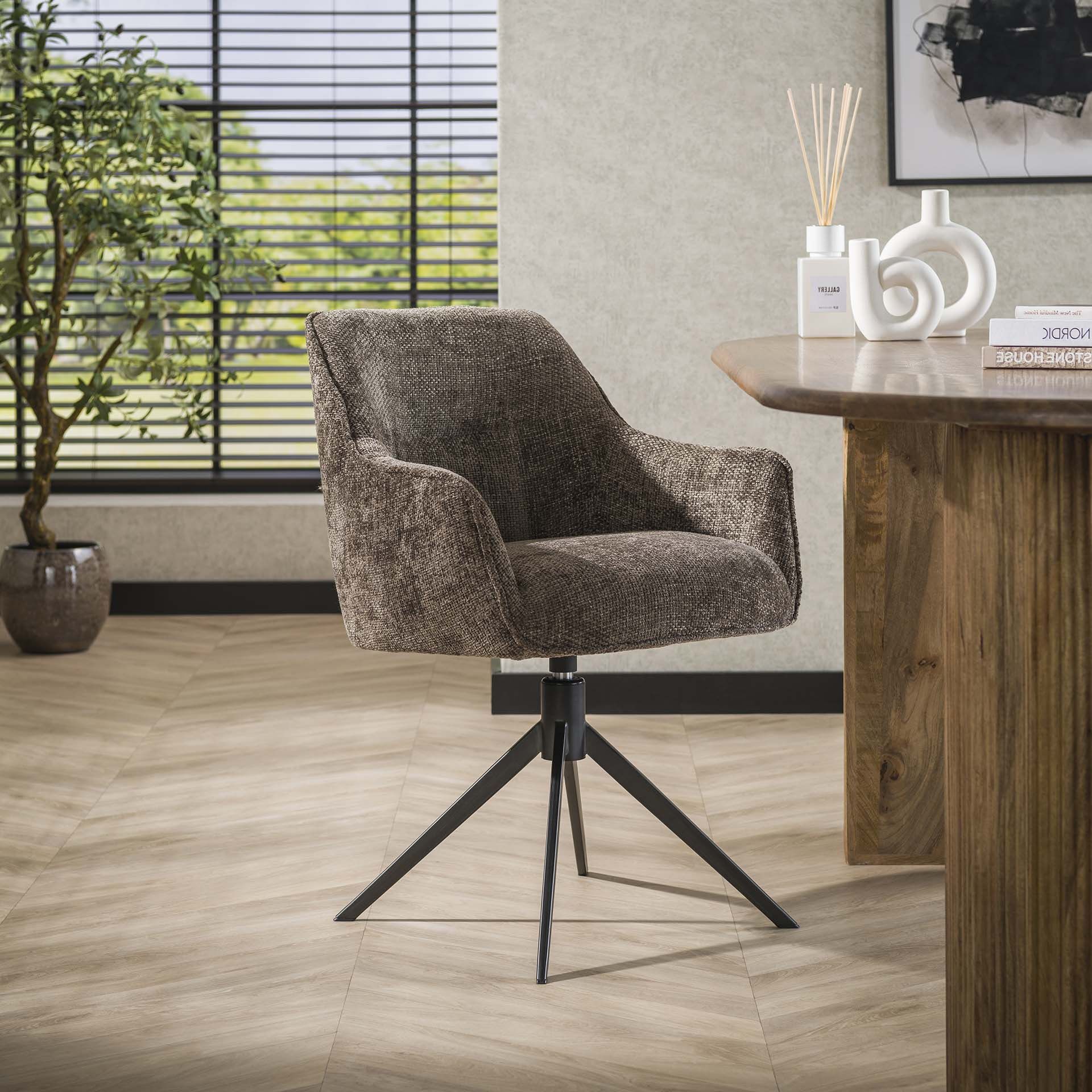 Draaibare eetkamerstoel Lavonne Chenille – taupe, modern comfort voor elke eetruimte