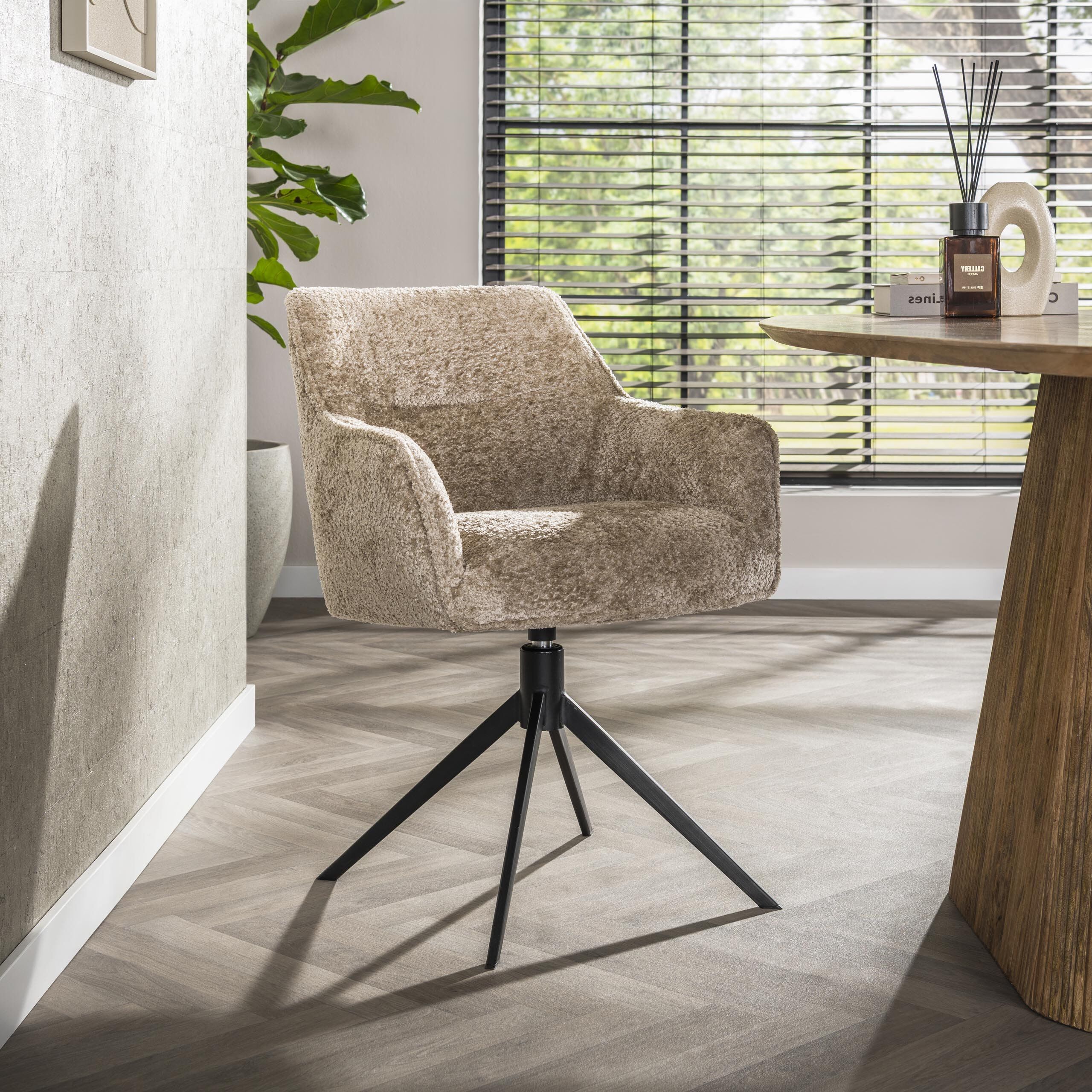 Draaibare eetkamerstoel Lavonne – elegant comfort in zandkleur