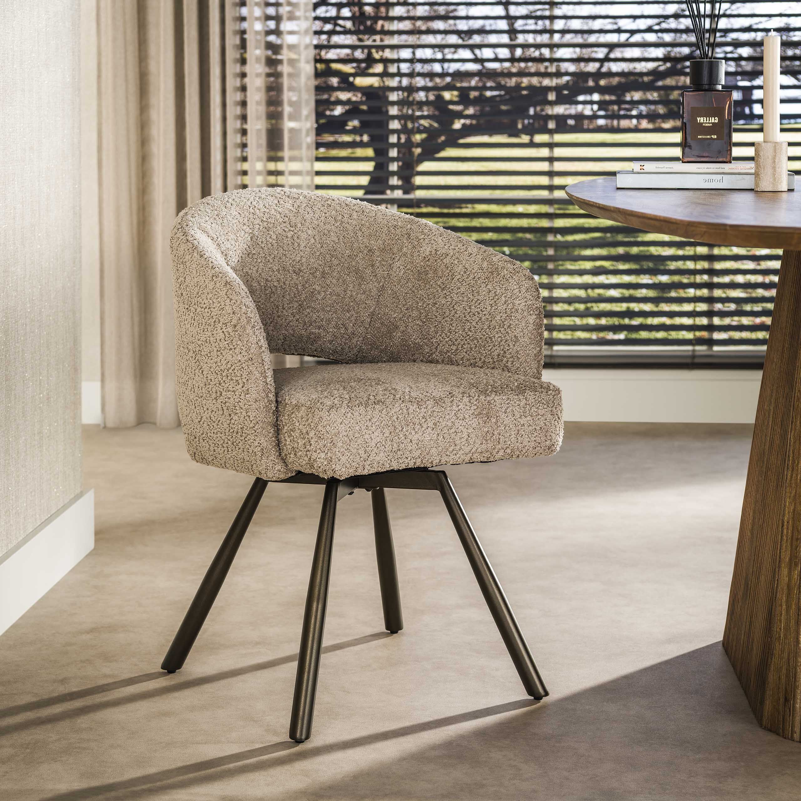 Draaibare eetkamerstoel Shakemia van LifestyleFurn – Luxe bouclé in zand & bruin