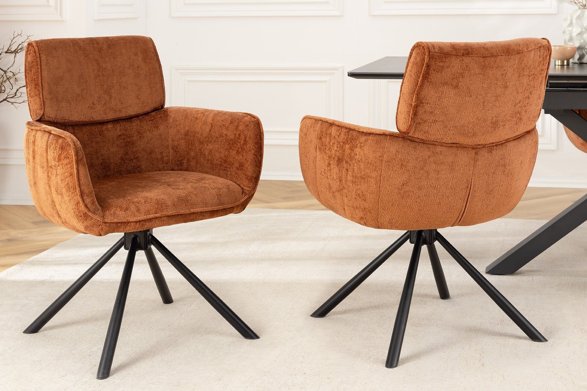 Draaibare Retro Eetstoel – Roestbruine Chenille met Zwarte Metalen Poten en Armleuning