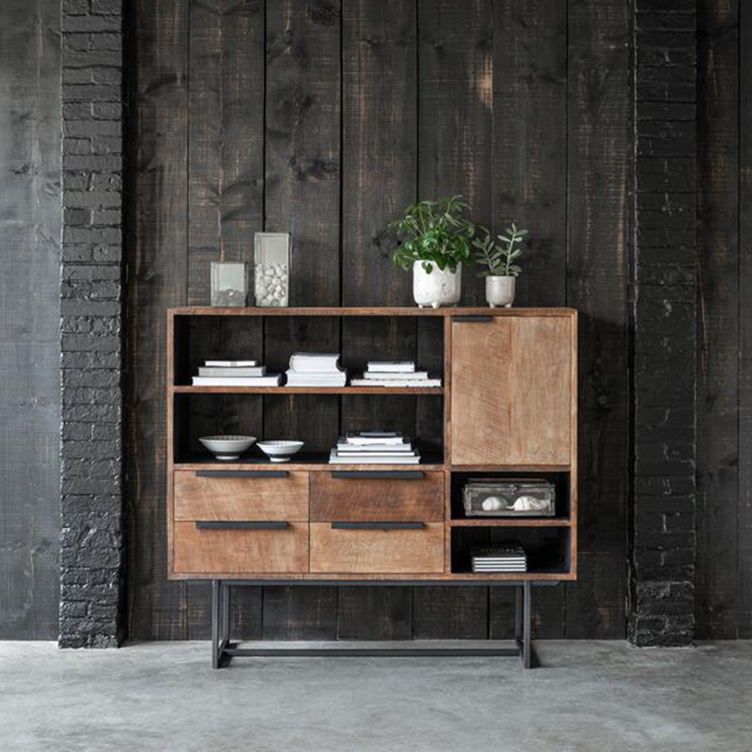 Dressoir Odeon van DTP Home – stijlvol teakhouten dressoir met zwart metalen frame