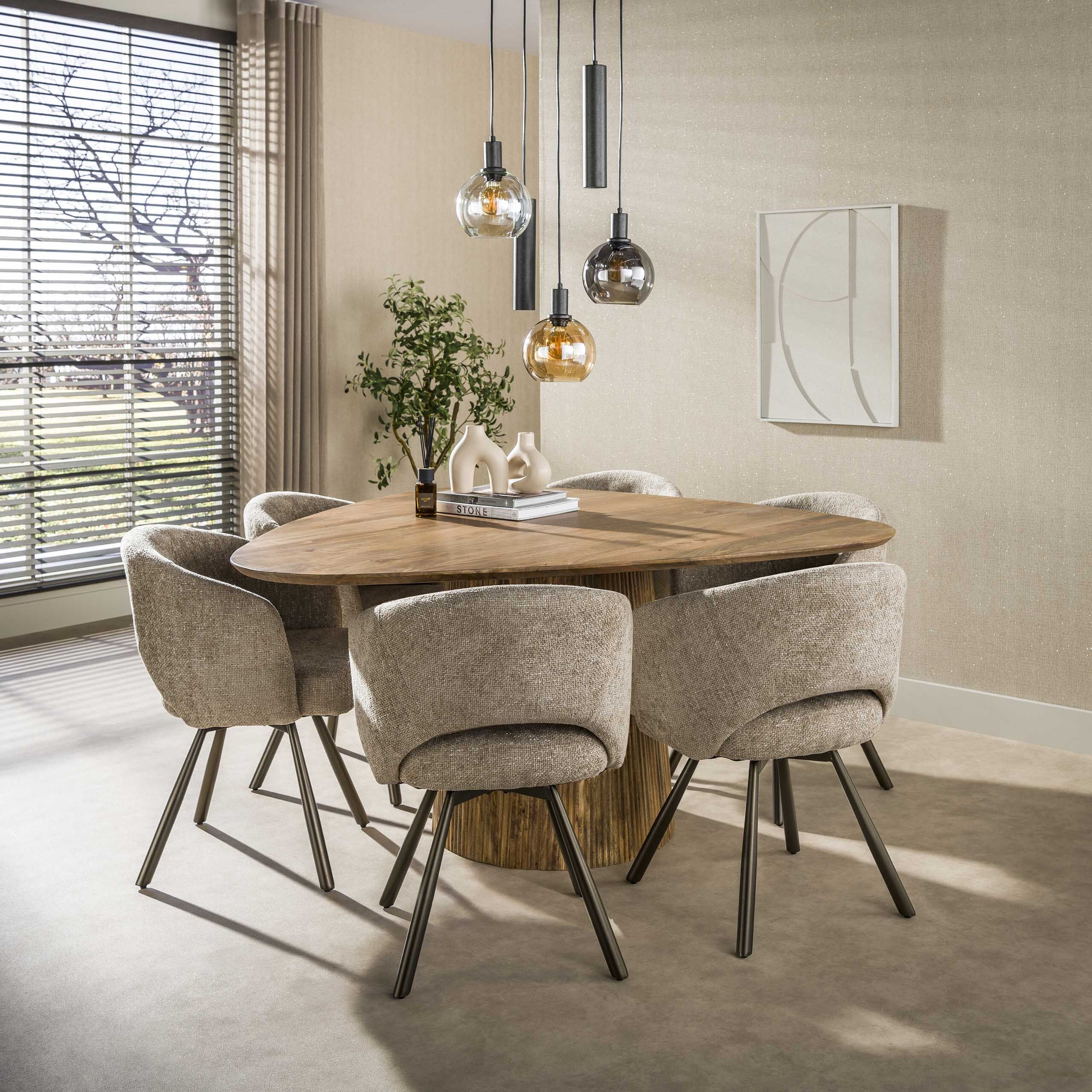 Driehoekige eettafel Sharmila van LifestyleFurn – massief mangohout, 150 cm