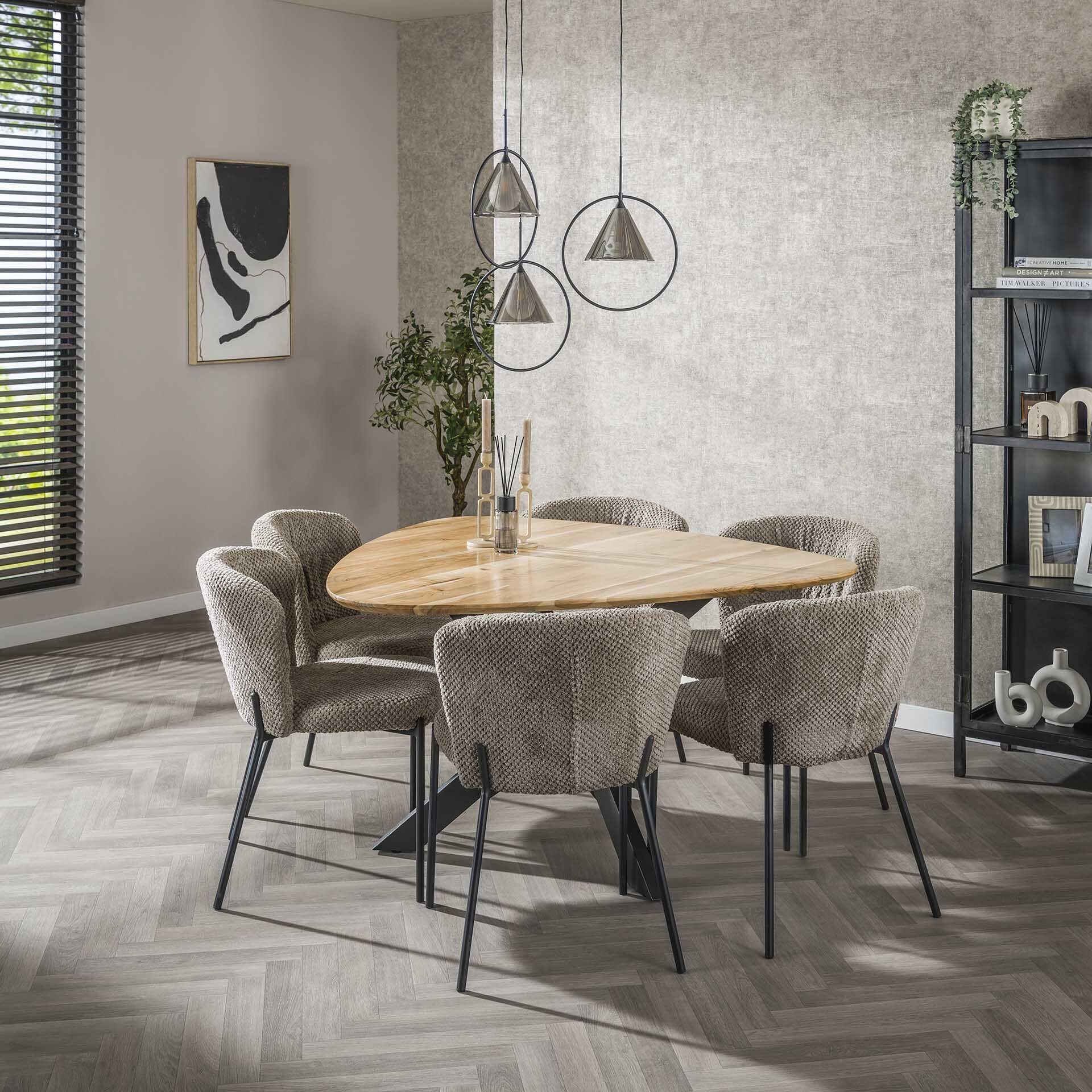 Driehoekige LifestyleFurn Eettafel Zoua – Massief Acaciahout 135 × 135 cm