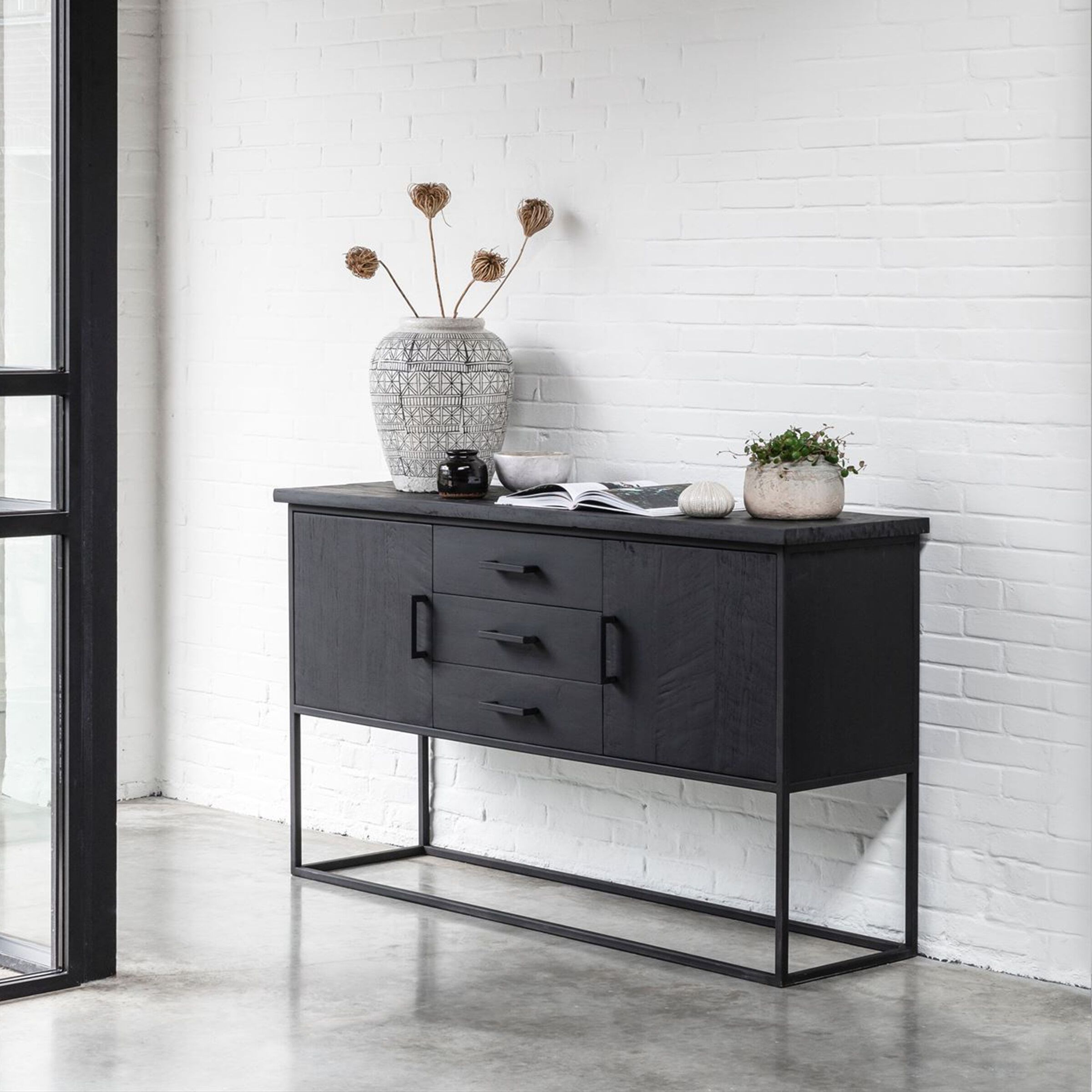 DTP Home Dressoir Beam – Tijdloos Zwart Teakhout met Slimme Opslag