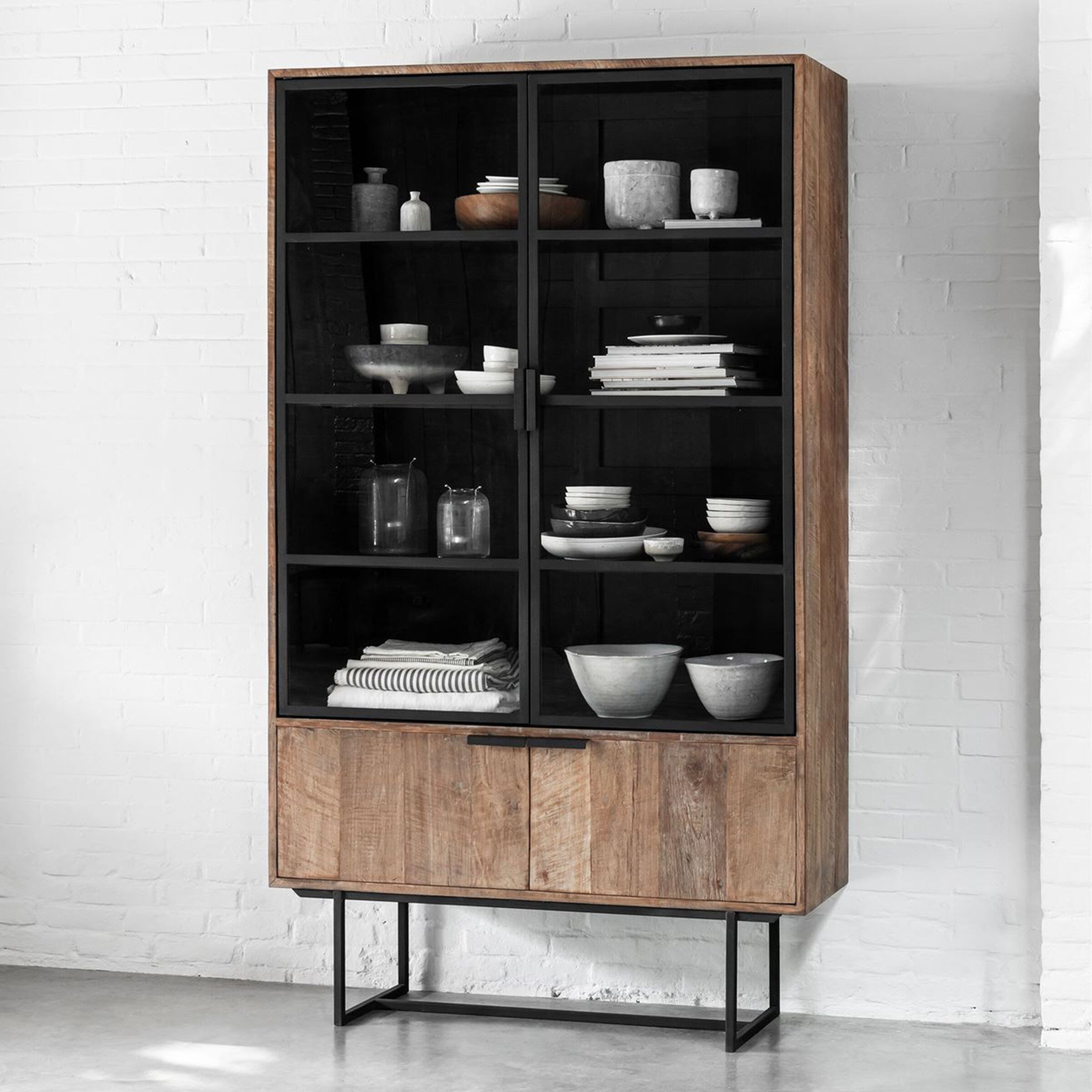 DTP Home Odeon vitrinekast – duurzame teakhouten elegantie in zwart frame