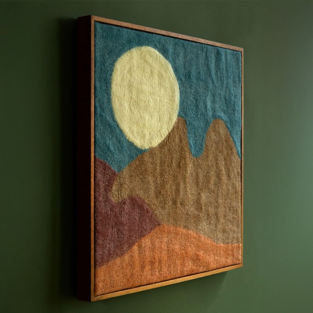 Dutchbone Chandra Vilt Wanddecoratie – Warme, Handgemaakte Wandkunst in Bruin (74×74 cm)