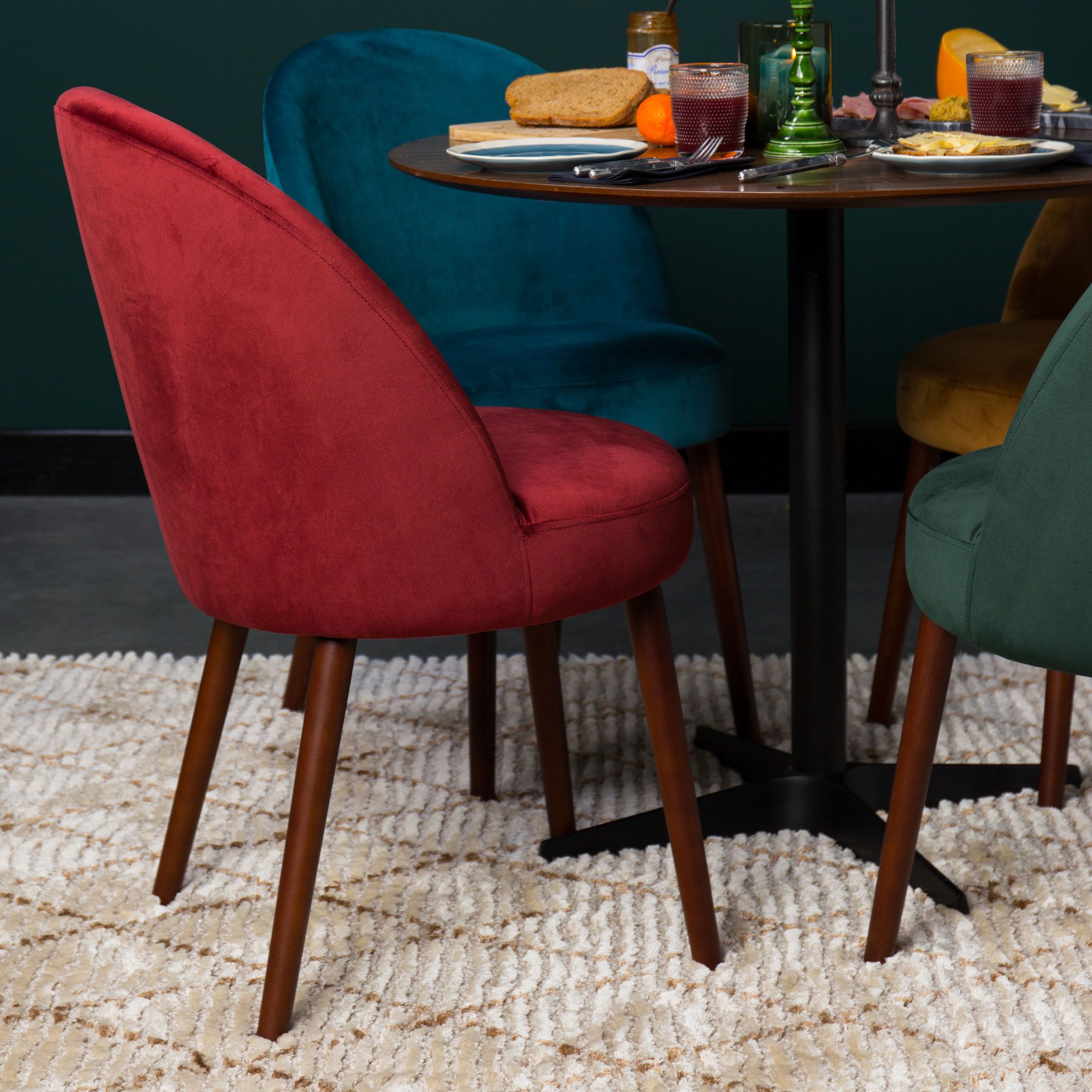 Dutchbone Eetkamerstoel Barbara Velvet – Rood: Stijlvol Comfort voor de Nederlandse Tafel
