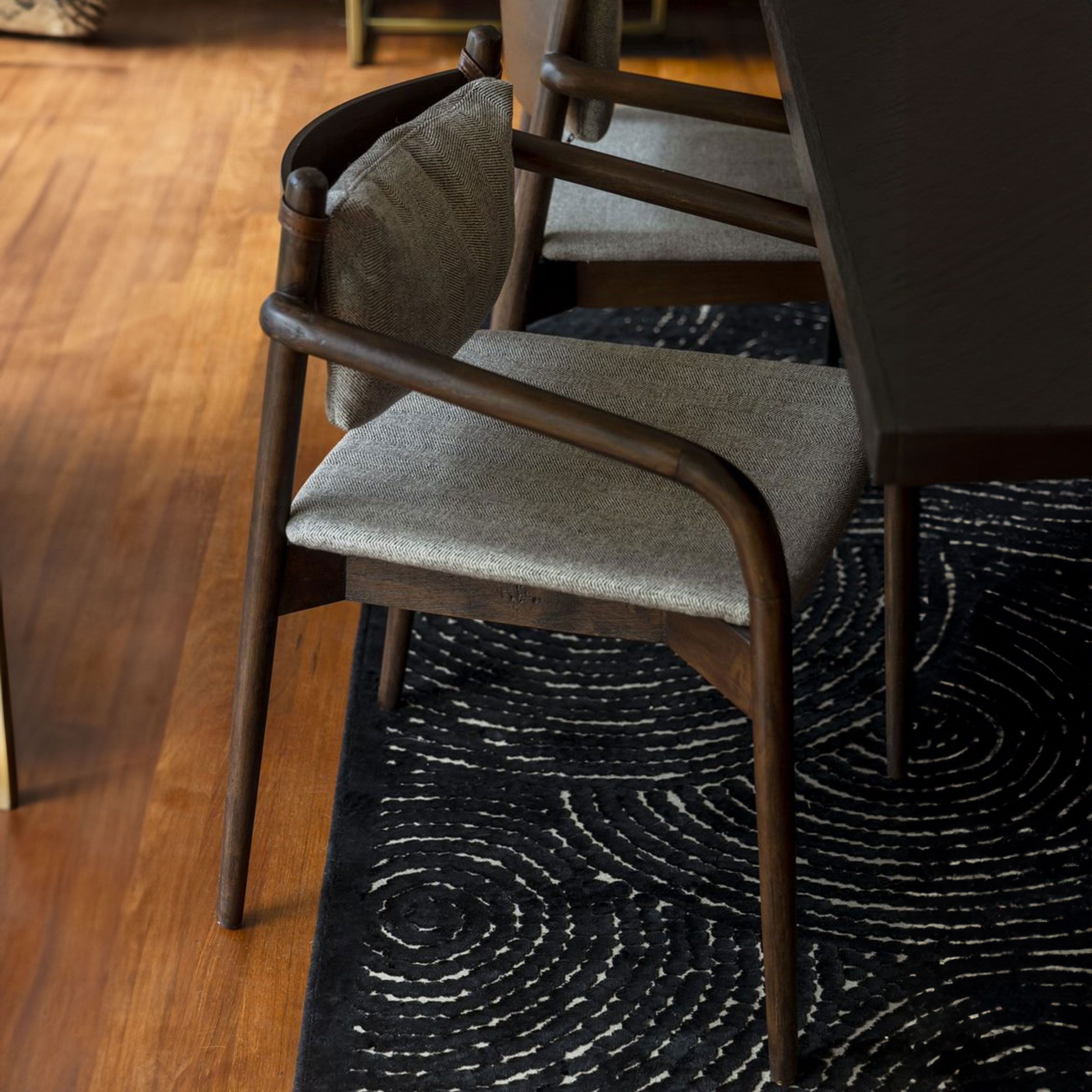 Dutchbone Eetkamerstoel Torrance met armleuning – Warm houten design voor jouw dining room