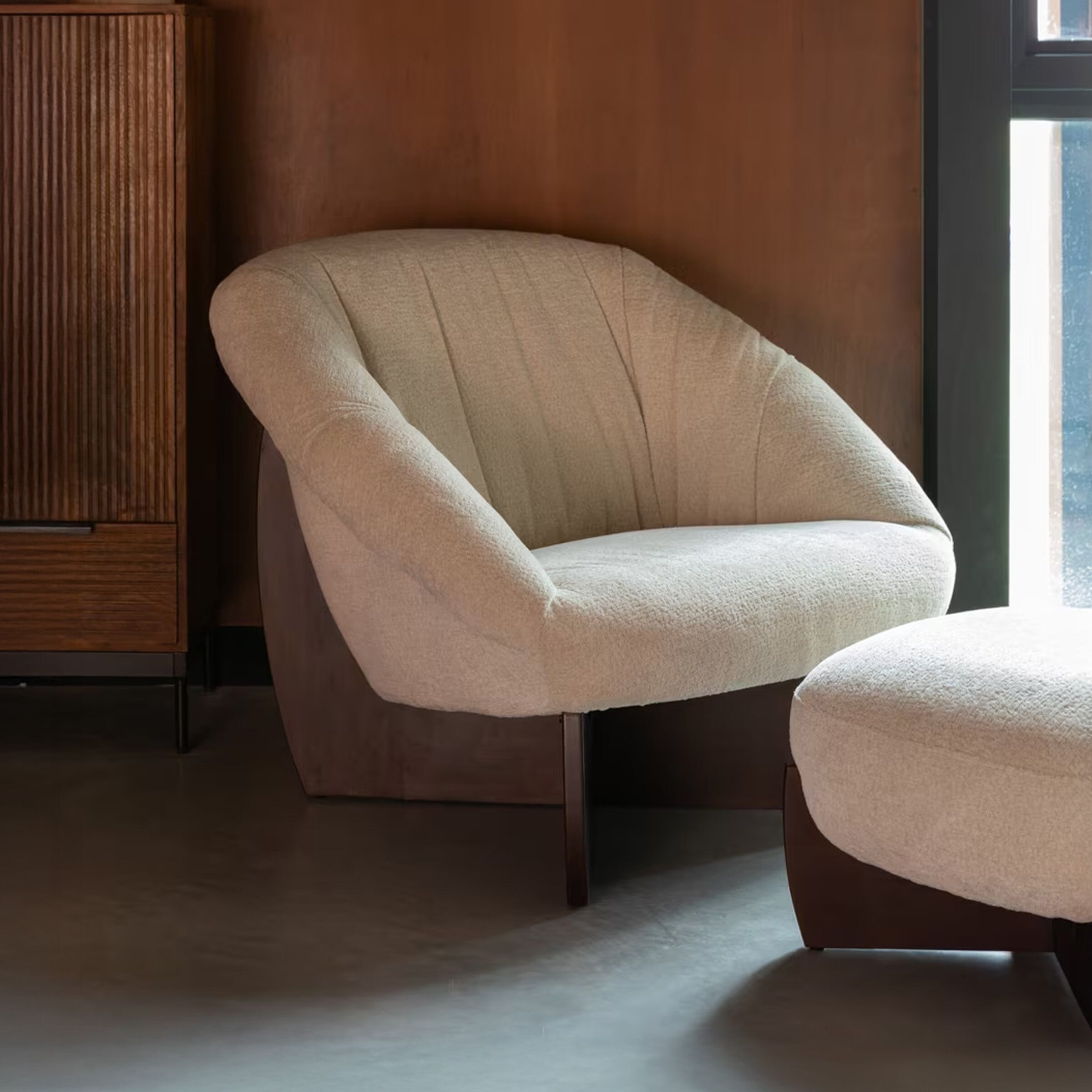 Dutchbone Emilius Fauteuil – Luxe Bouclé & Rubberhout in Beige