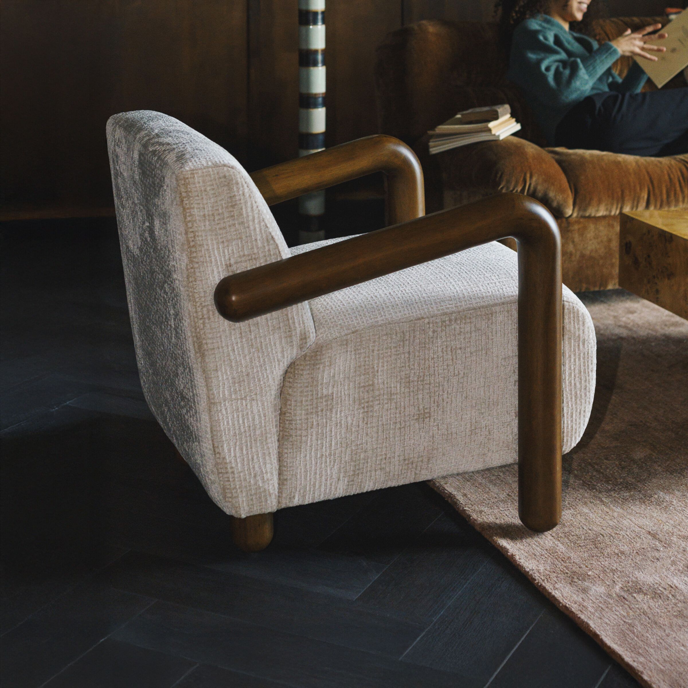 Dutchbone Fauteuil Robinson – Luxe Chenille & Mangohouten Armleuningen in Beige