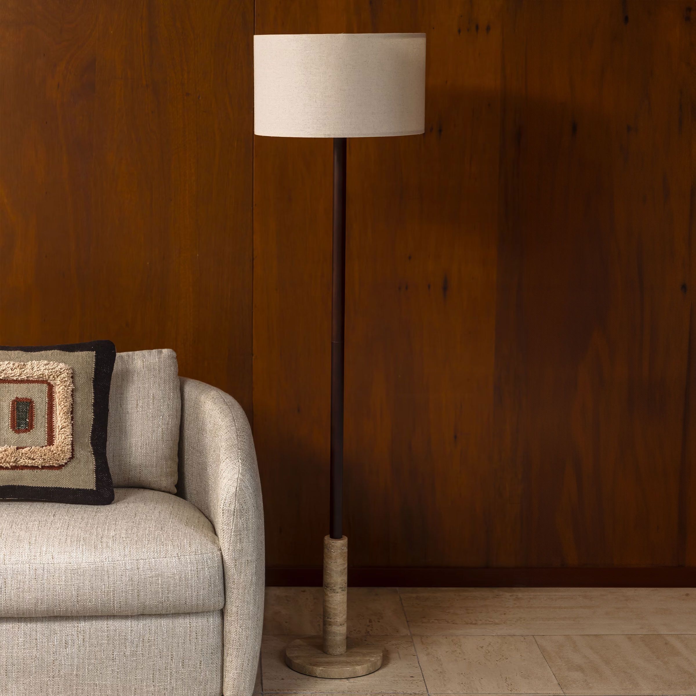 Dutchbone Jackson Vloerlamp – Warm, Natuurlijk Design in Travertin en Walnoot