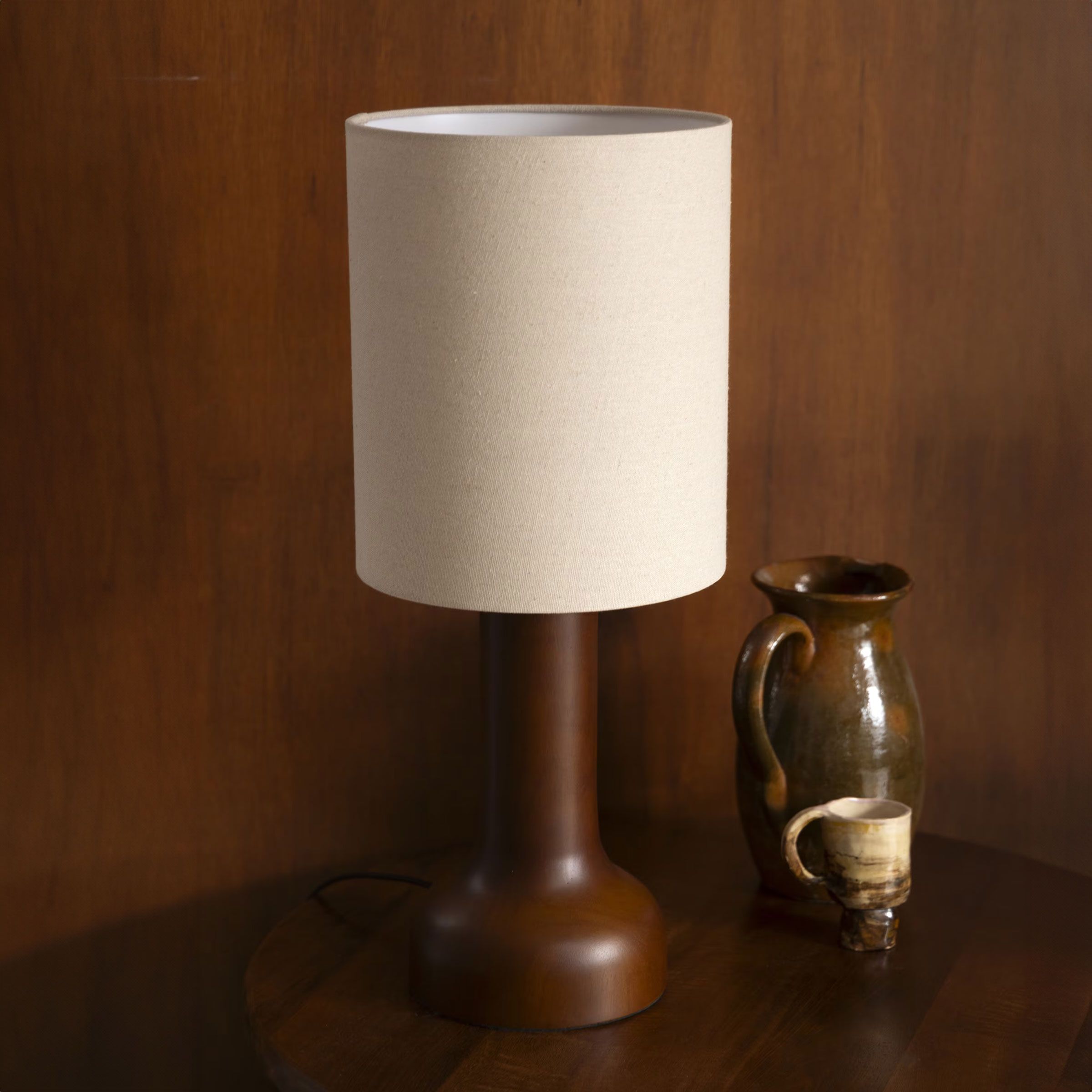 Dutchbone Jones Tafellamp – Warme Houten Voet, Beige Kap