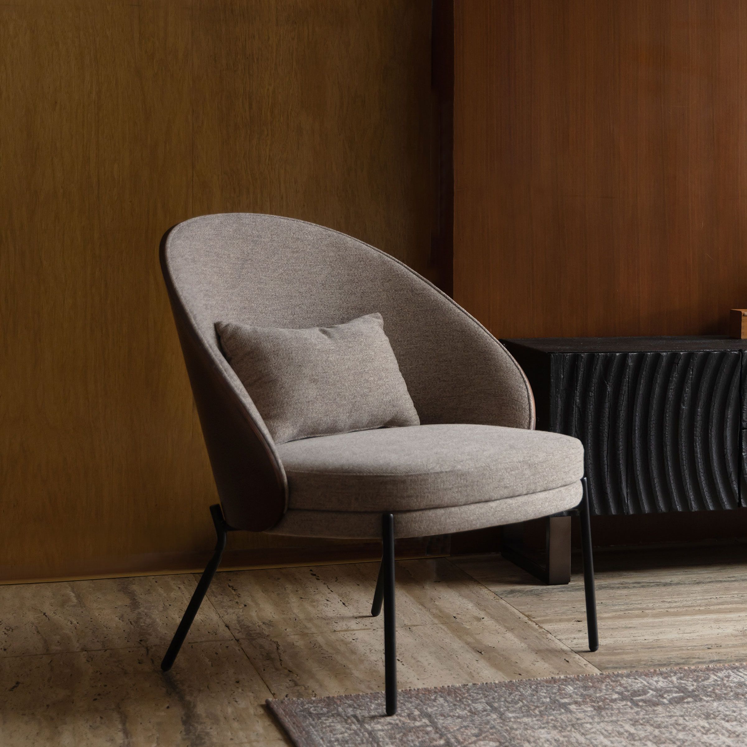 Dutchbone Rodin Fauteuil – Japandi design in beige met walnoothouten rug