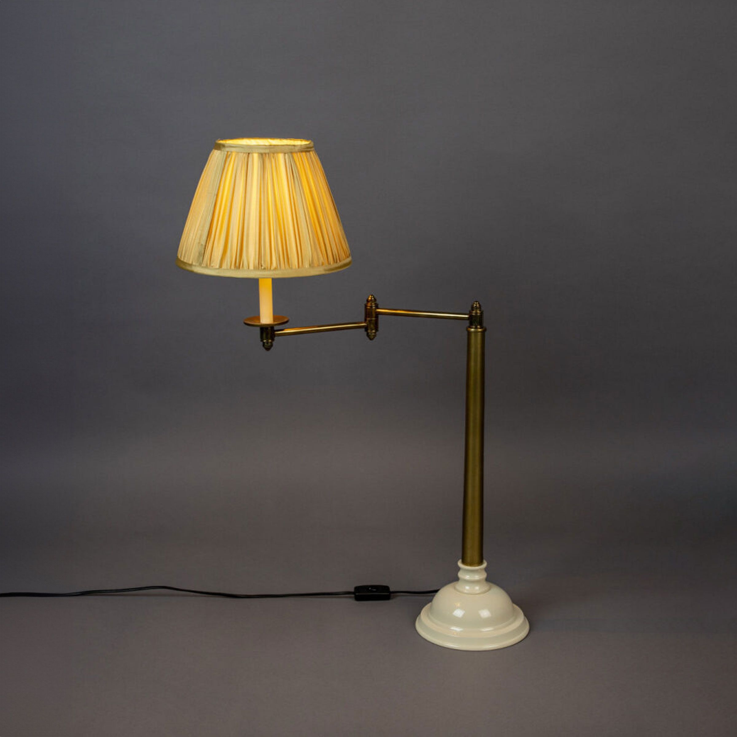 Dutchbone The Allis – Vintage tafellamp in goud & stof, 64 cm