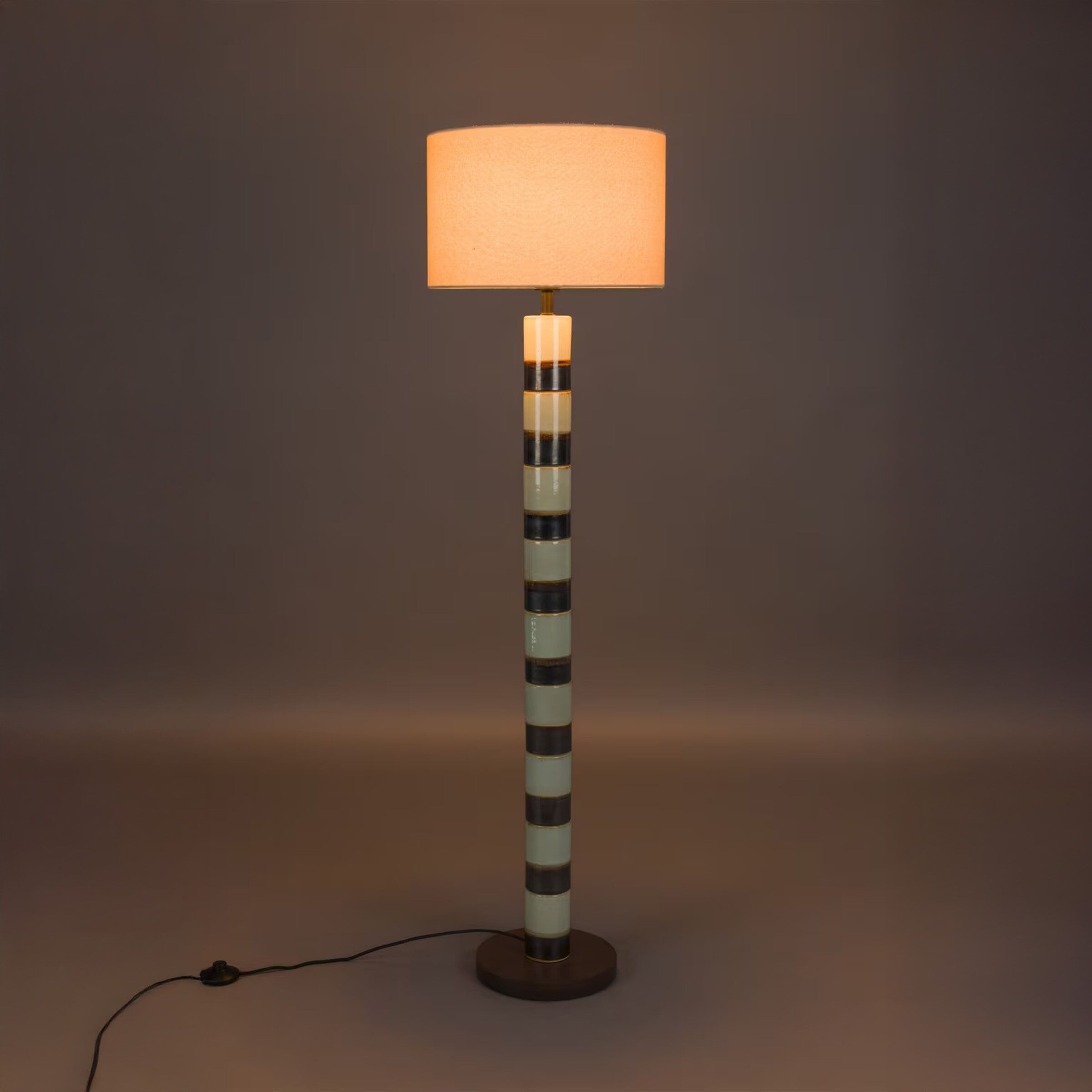 Dutchbone Vloerlamp Vertigo – Groene hoogte van 143 cm voor een warme, moderne sfeer
