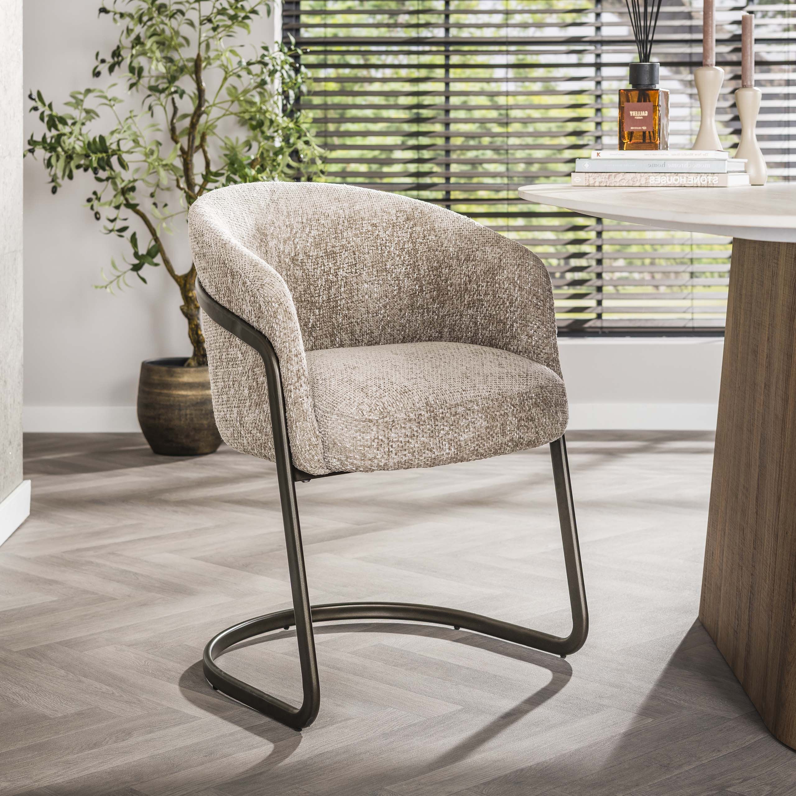 Elegant eetkamerstoel Lannie in zand – comfort en stijl van LifestyleFurn