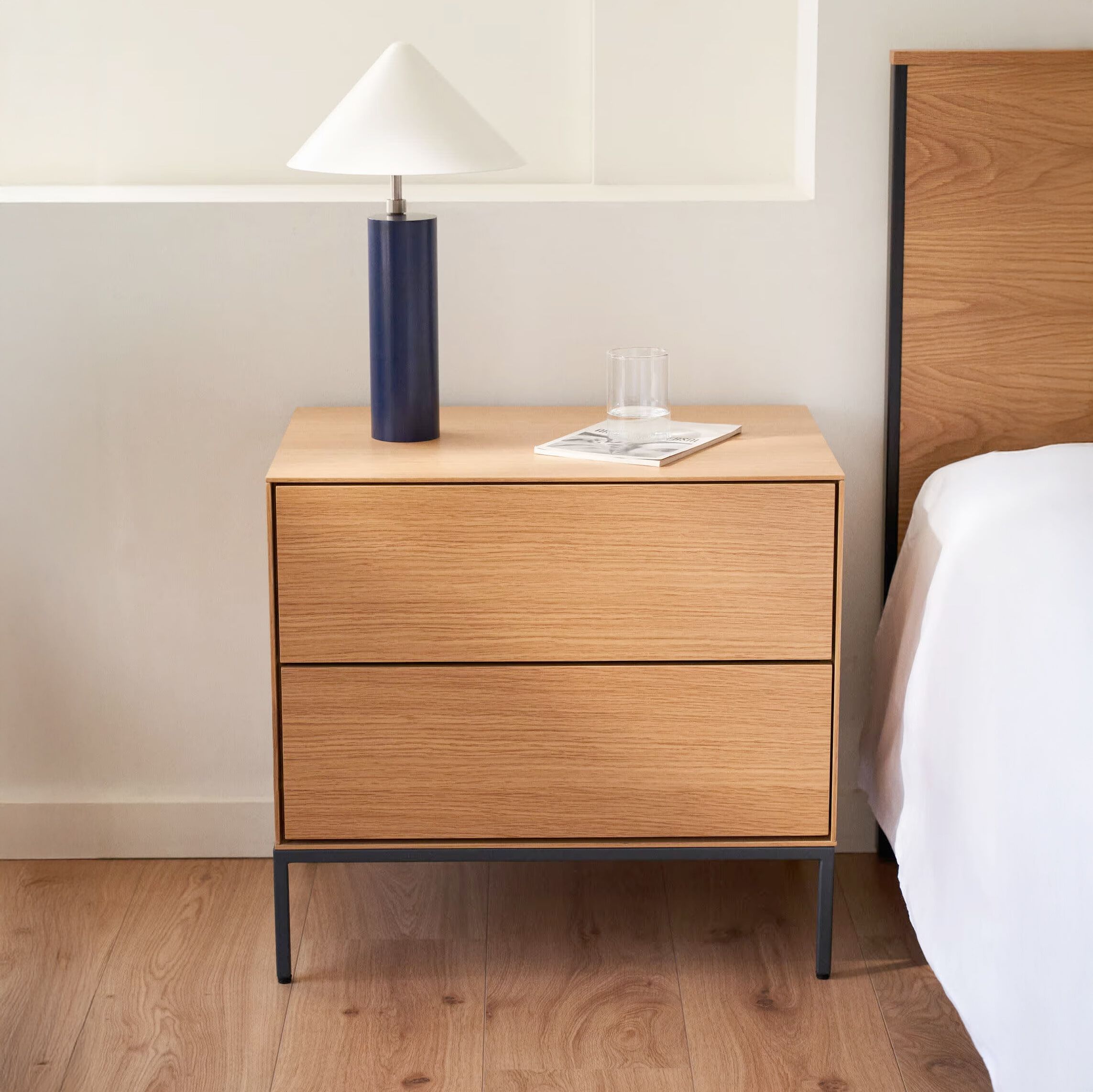 Elegant eiken nachtkastje Vedrana met verborgen lades – Kave Home